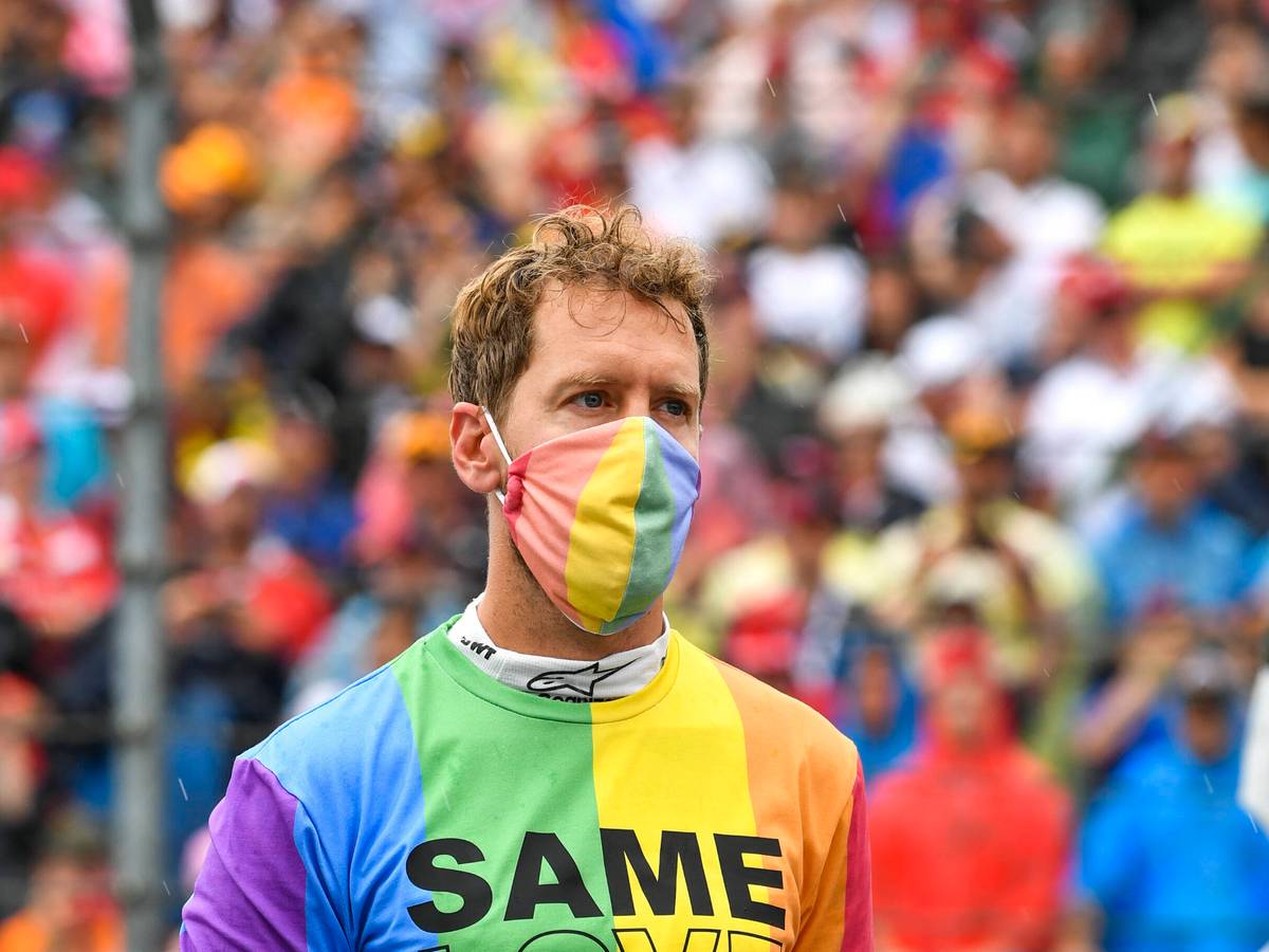 Sebastian Vettel vor dem Rennen in einem Regenbogen-Tshirt mit der Aufschrift ‚Same Love‘.