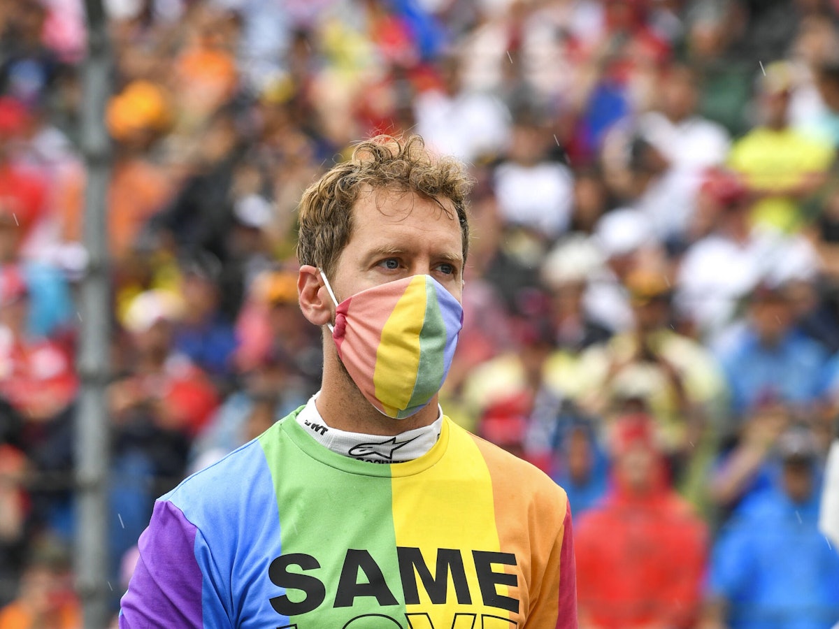 Sebastian Vettel vor dem Rennen in einem Regenbogen-Tshirt mit der Aufschrift ‚Same Love‘.