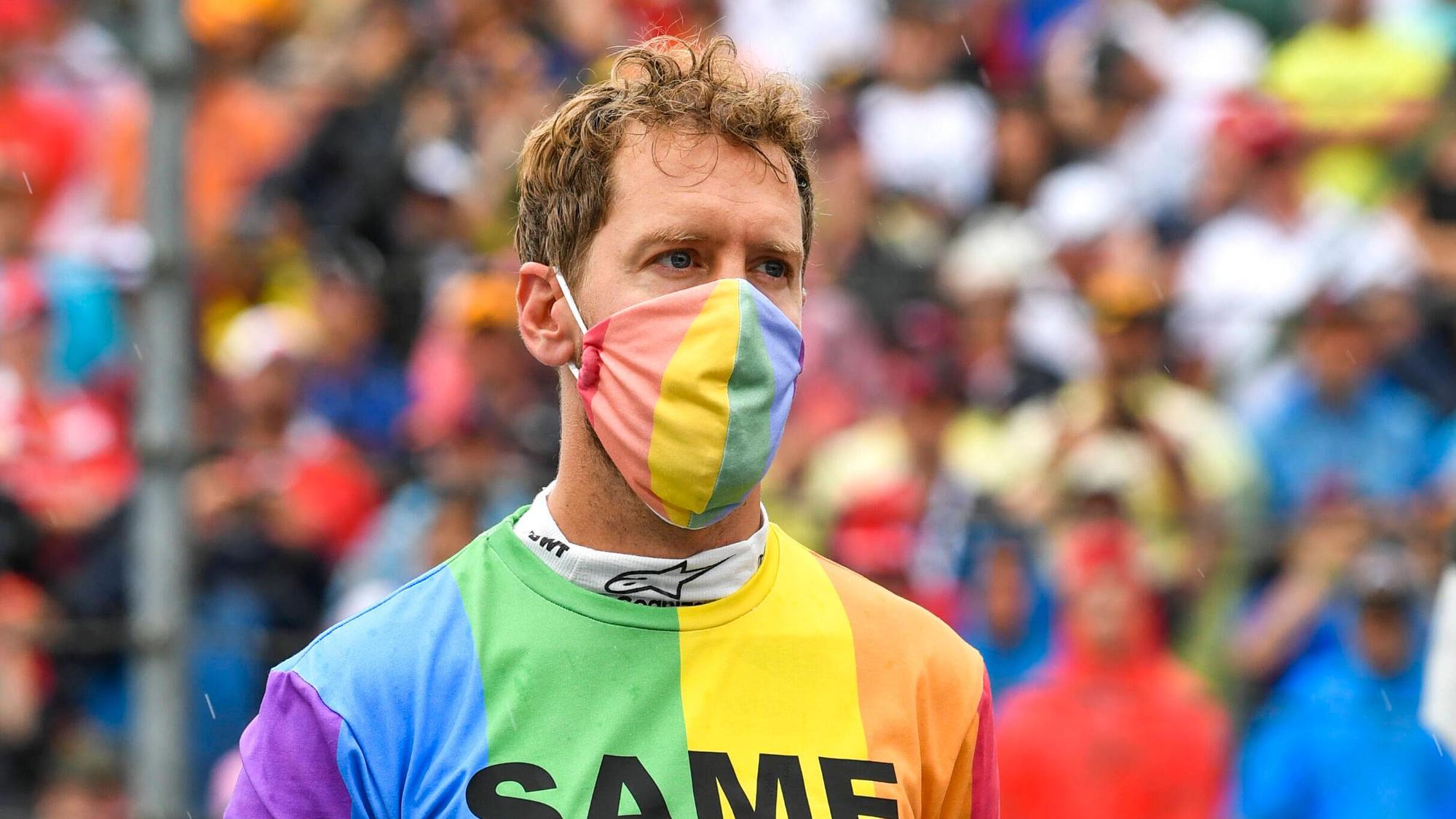 Sebastian Vettel vor dem Rennen in einem Regenbogen-Tshirt mit der Aufschrift ‚Same Love‘.