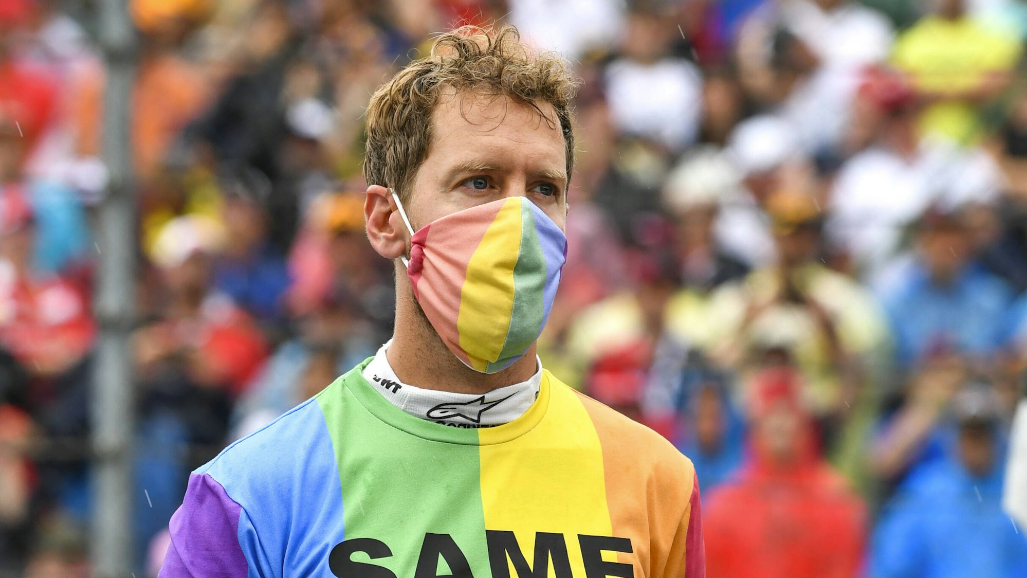 Sebastian Vettel vor dem Rennen in einem Regenbogen-Tshirt mit der Aufschrift ‚Same Love‘.