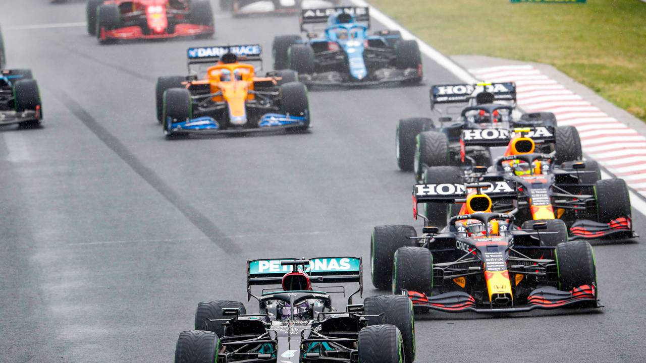 Lewis Hamilton fährt im Ungarn-Rennen der Formel 1 am 1. August Max Verstappen davon.