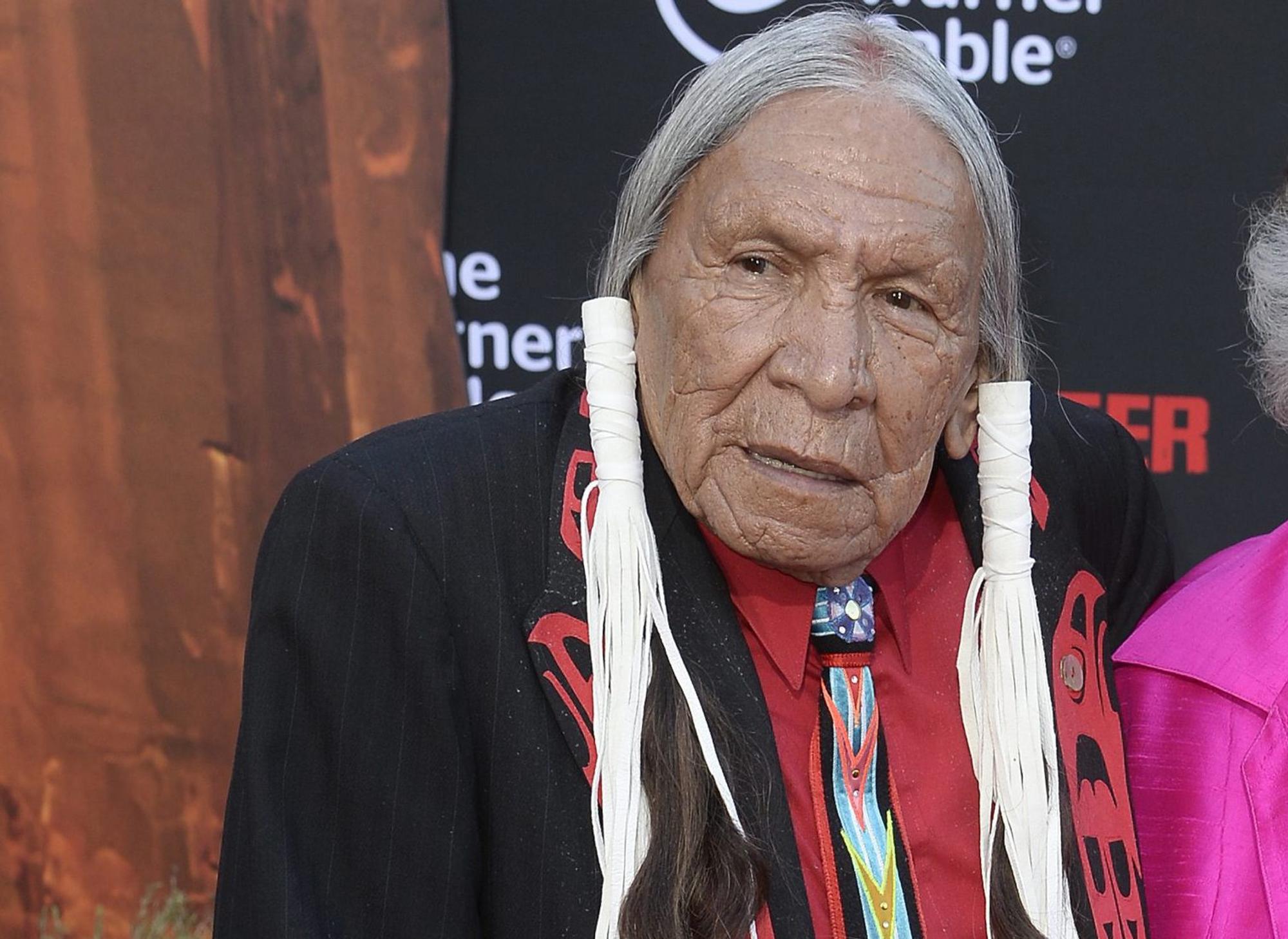 Der indigene Schauspieler Saginaw Grant kommt am 22. Juni 2013 zur Premiere von "The Lone Ranger" im Disneyland in Anaheim, Kalifornien. Er spielte unter anderem an der Seite von Johnny Depp in «Lone Ranger» mit.