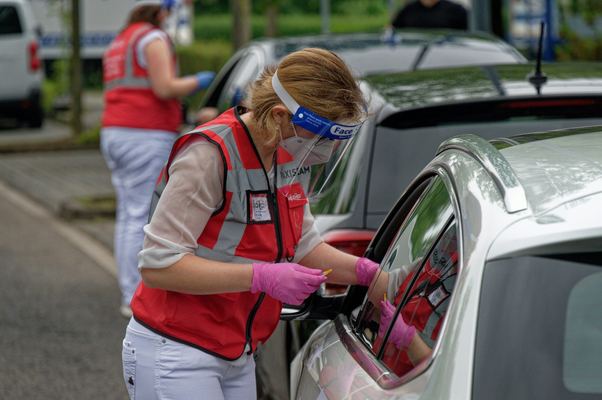 Eine Mitarbeiterin spritzt bei einer Drive-in-Impfaktion in Meerbusch (NRW) eine Dosis Impfstoff von Johnson & Johnson in den Arm eines Fahrers.