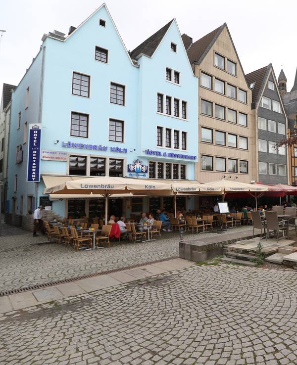 Am Rheingarten in der Kölner Altstadt reihen sich die Restaurants aneinander.