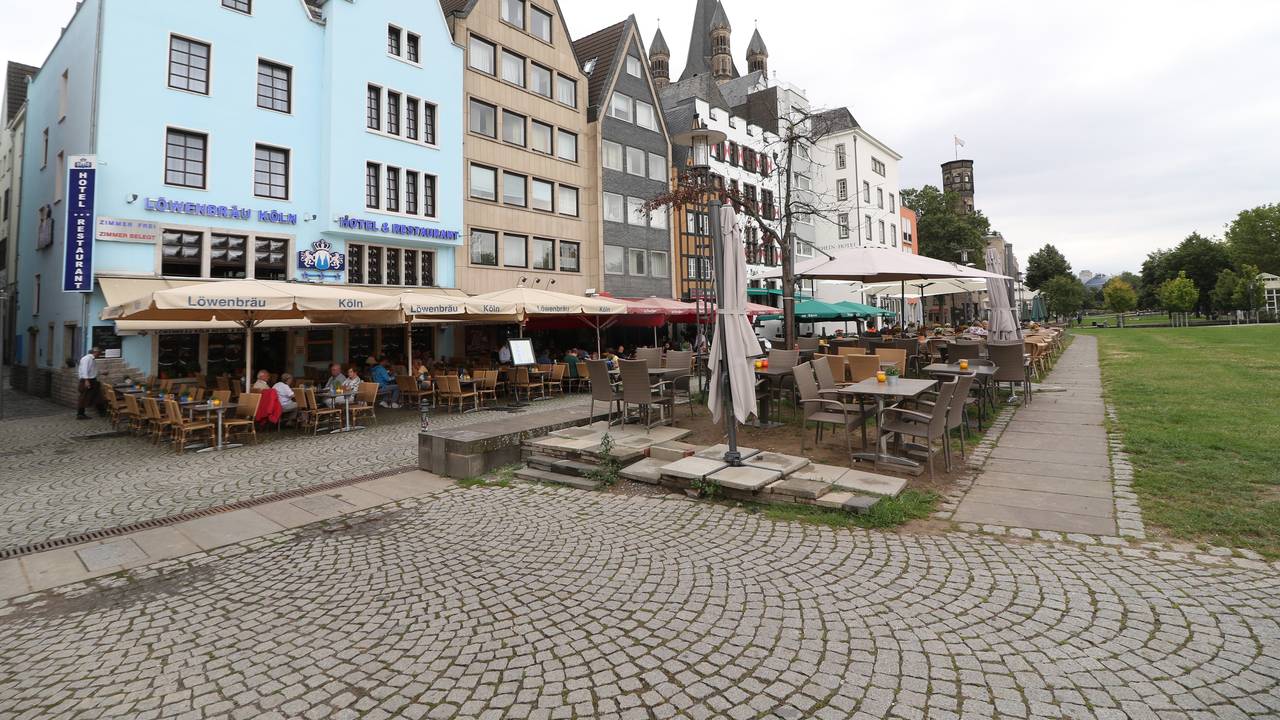 Am Rheingarten in der Kölner Altstadt reihen sich die Restaurants aneinander.