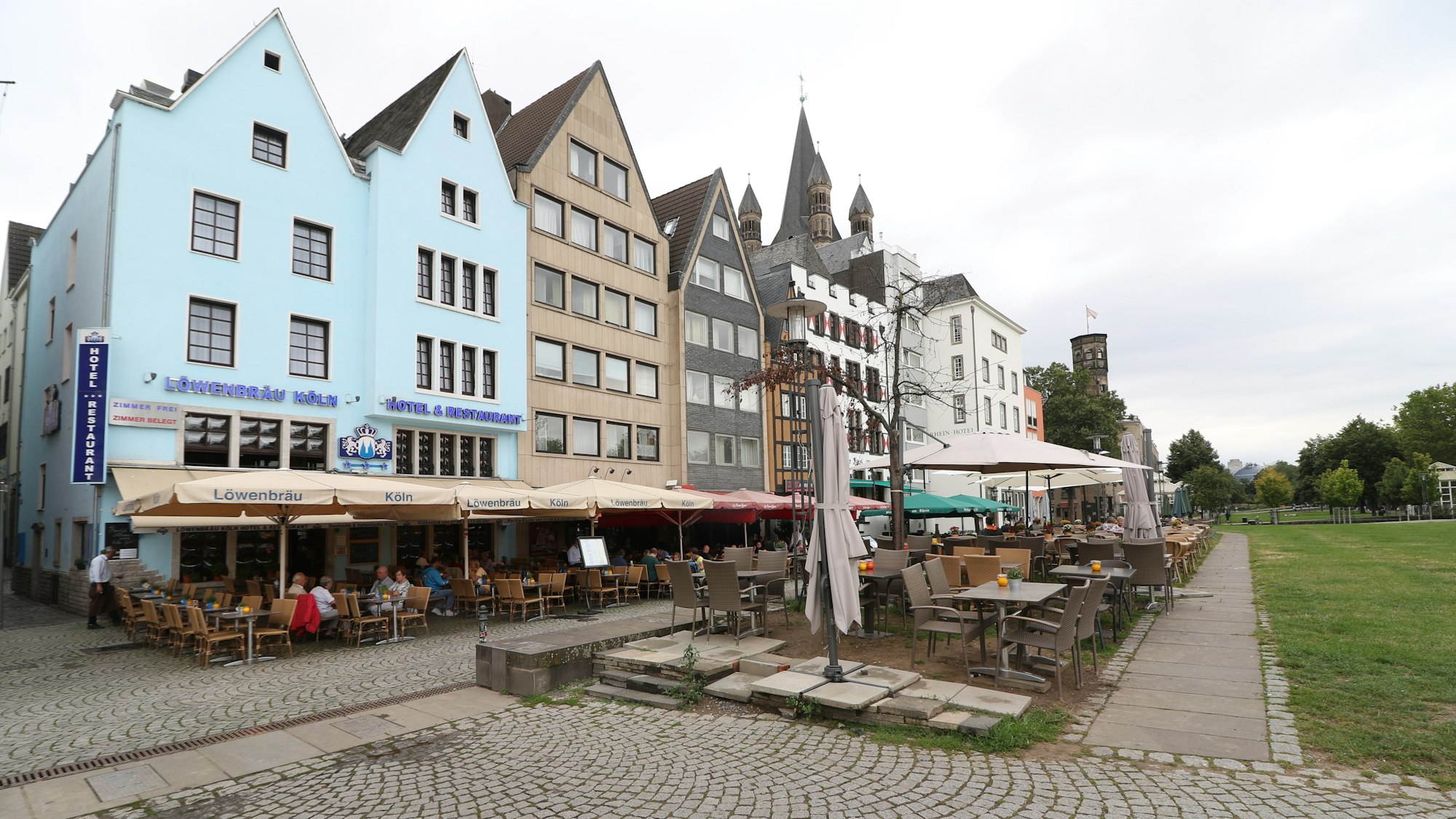 Am Rheingarten in der Kölner Altstadt reihen sich die Restaurants aneinander.