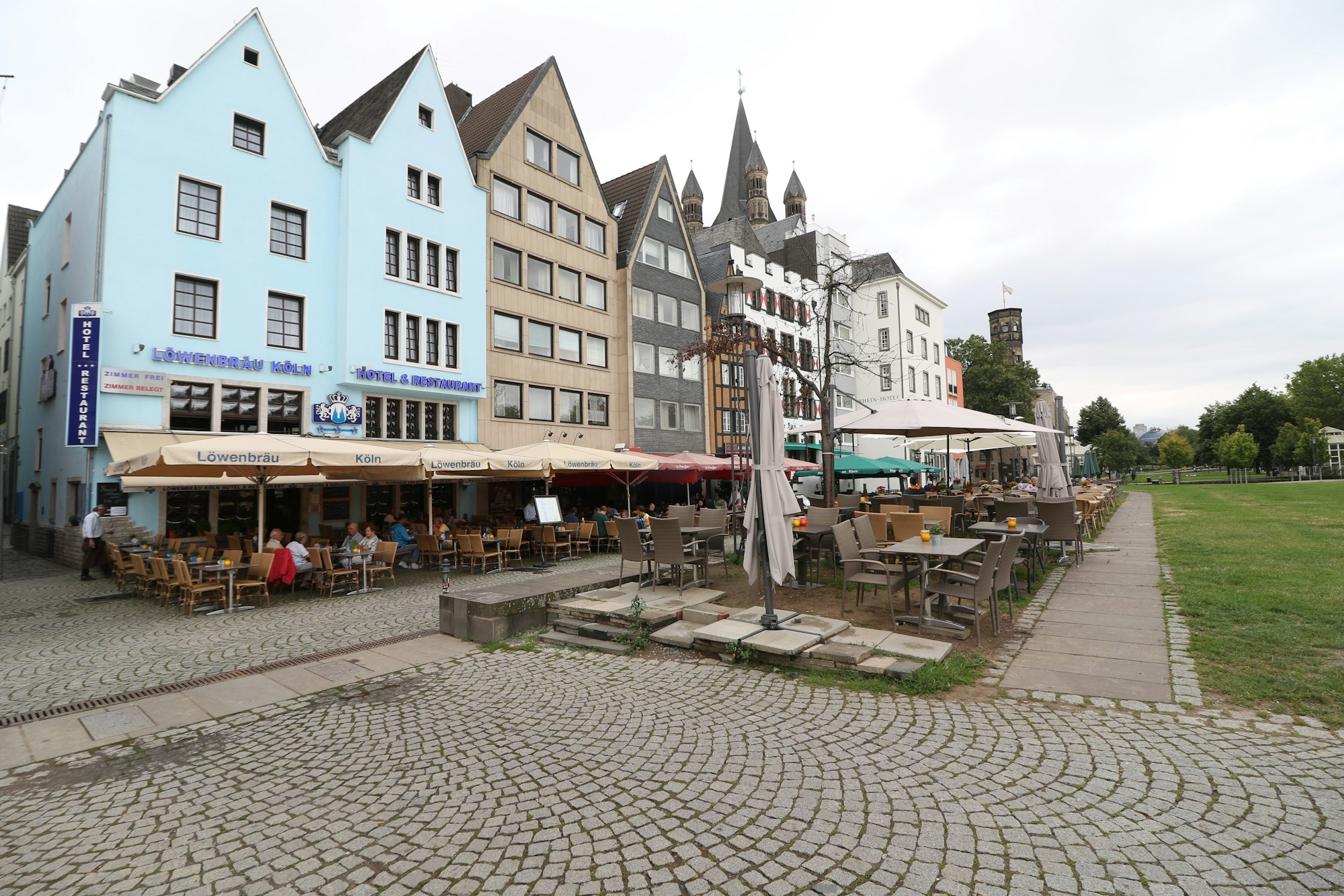 Am Rheingarten in der Kölner Altstadt reihen sich die Restaurants aneinander.