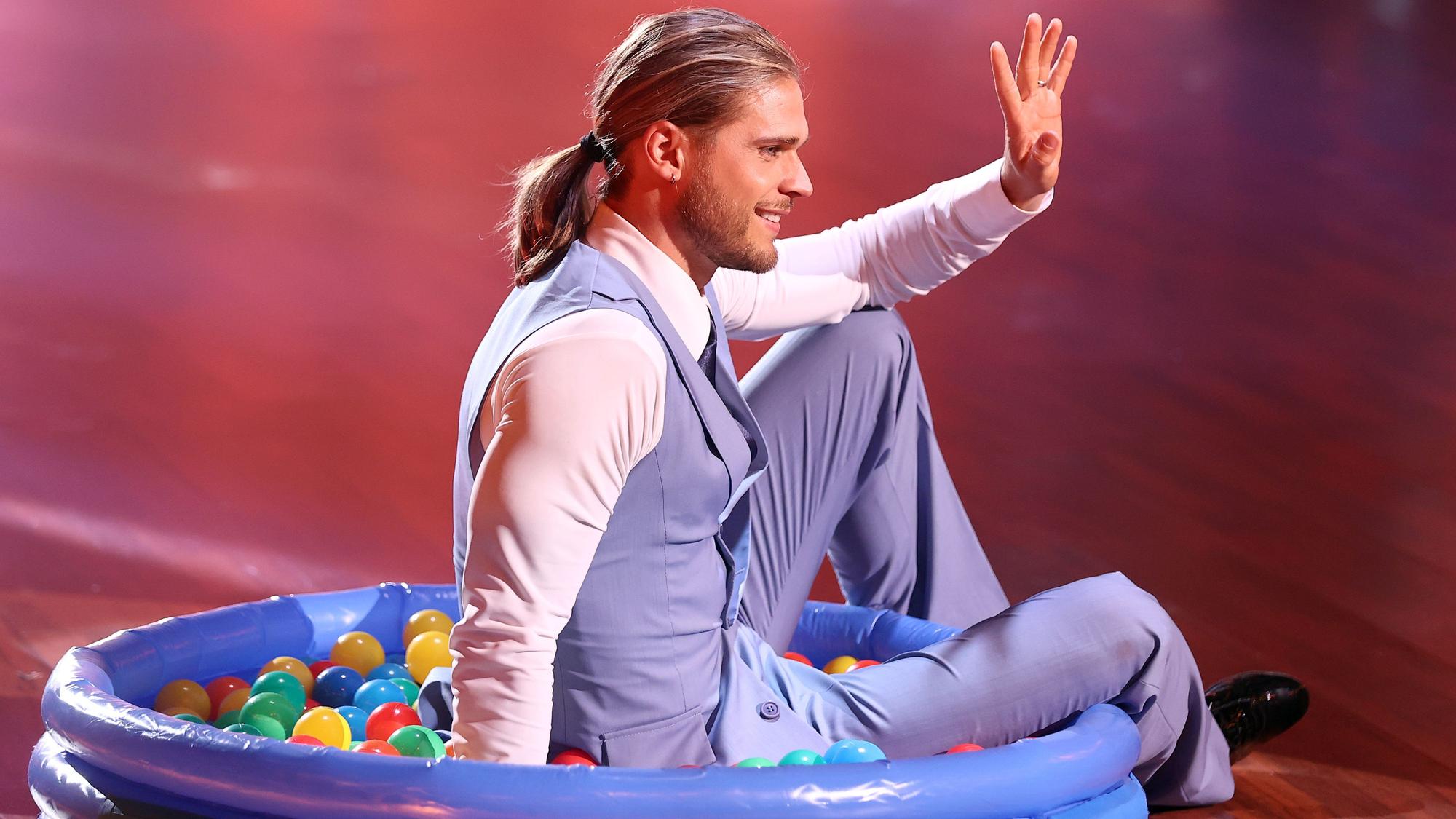 Rurik Gislason sitzt am 9. April 2021 in der RTL-Show "Let's Dance" auf der Bühne in einem "Bällebad".