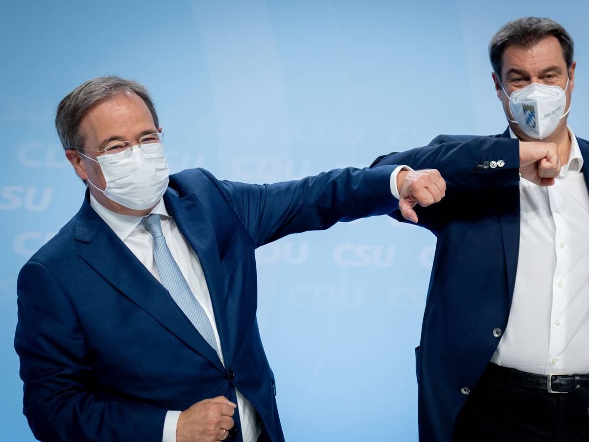 Armin Laschet und Markus Söder mit Ellenbogen-Gruß und Coronaschutzmaske.