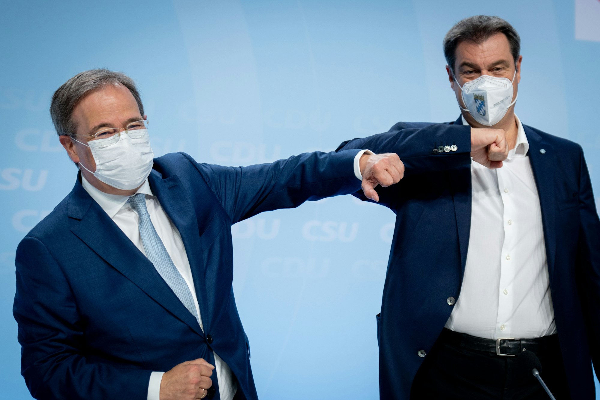 Armin Laschet und Markus Söder mit Ellenbogen-Gruß und Coronaschutzmaske.