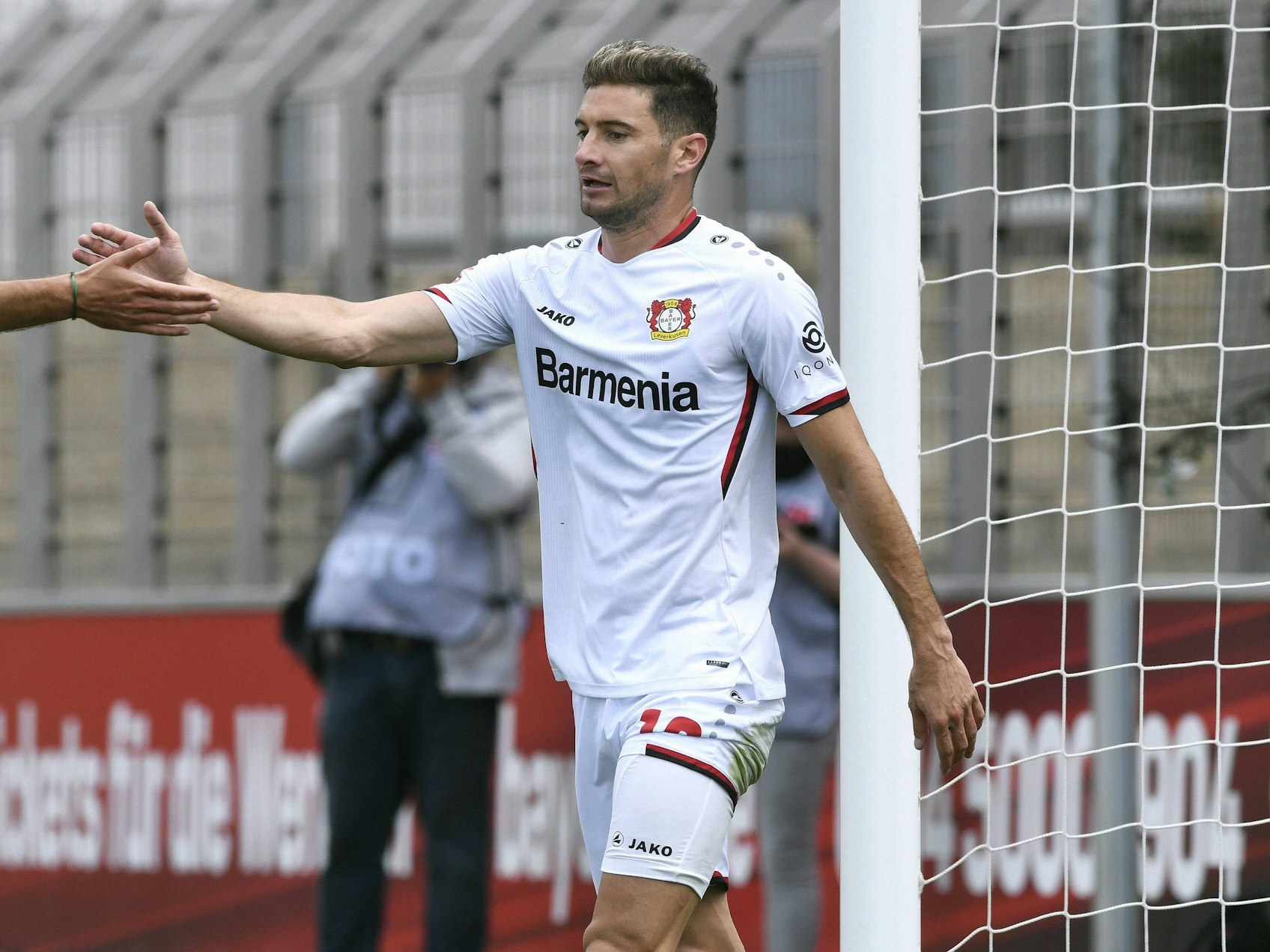 Lucas Alario verlängert seinen Vertrag bis 2024 bei Bayer Leverkusen.