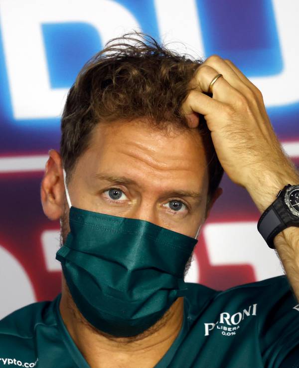 Aston Martin-Fahrer Sebastian Vettel nimmt an einer Pressekonferenz auf der Rennstrecke Hungaroring in Budapest teil.