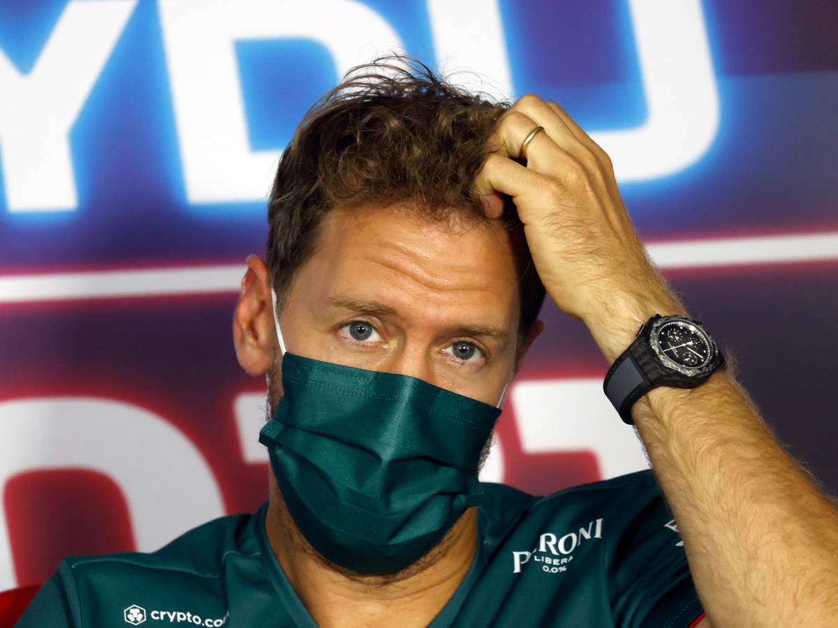 Aston Martin-Fahrer Sebastian Vettel nimmt an einer Pressekonferenz auf der Rennstrecke Hungaroring in Budapest teil.