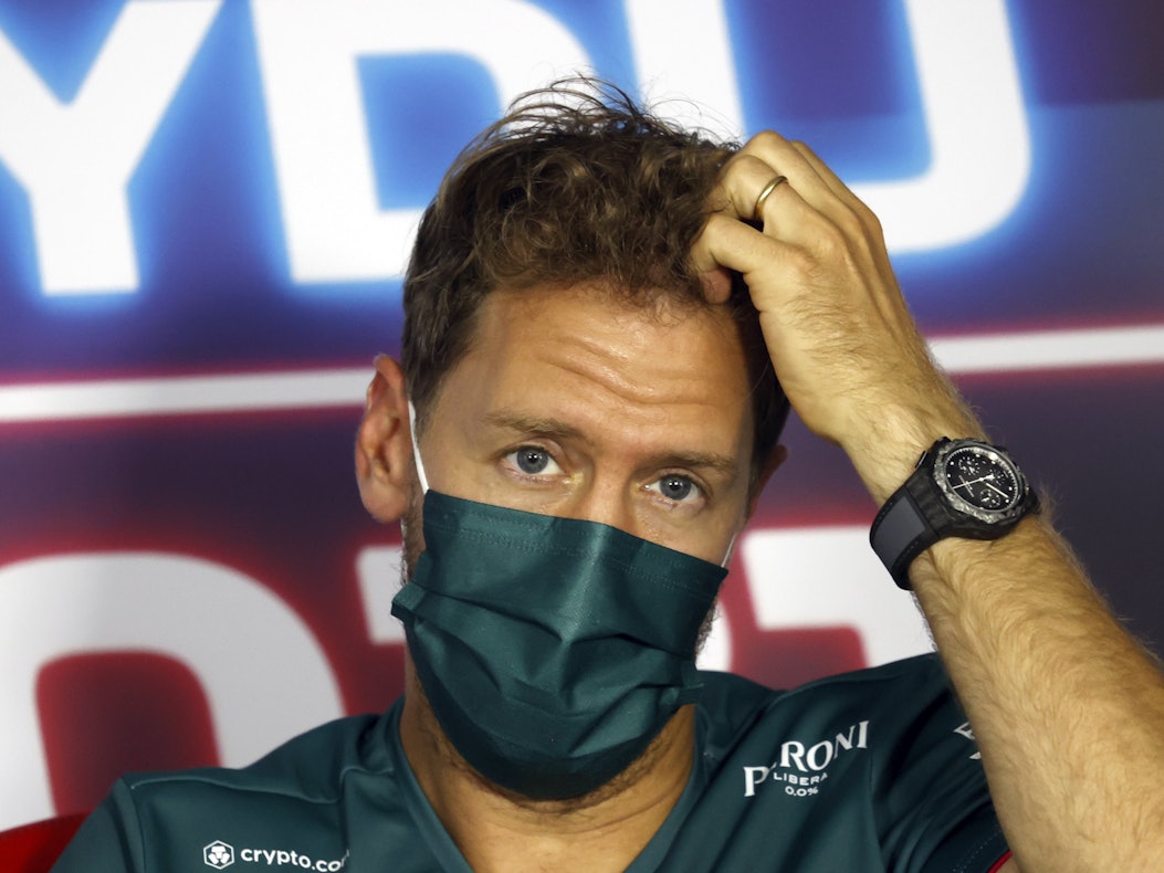 Aston Martin-Fahrer Sebastian Vettel nimmt an einer Pressekonferenz auf der Rennstrecke Hungaroring in Budapest teil.