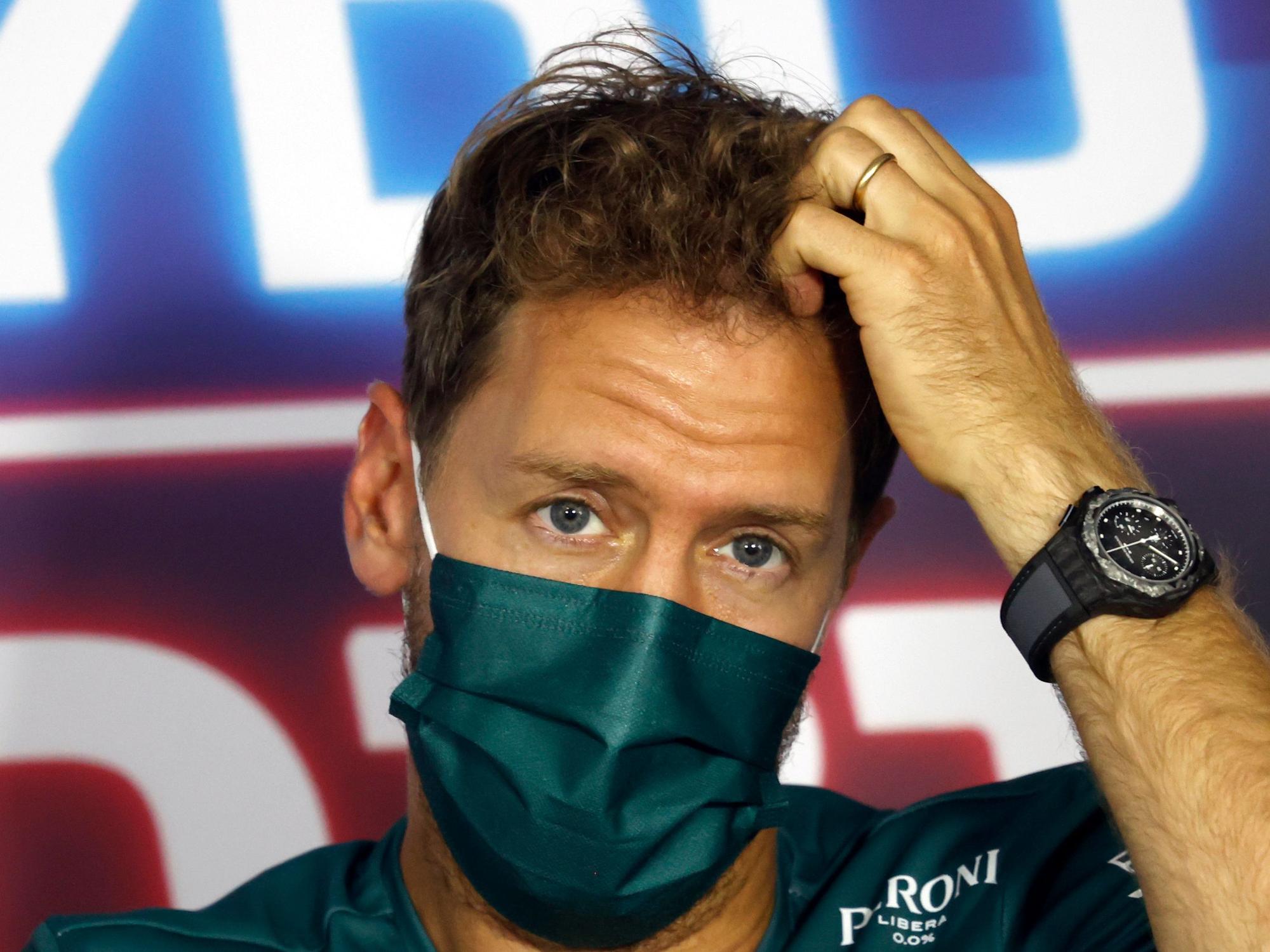 Aston Martin-Fahrer Sebastian Vettel nimmt an einer Pressekonferenz auf der Rennstrecke Hungaroring in Budapest teil.