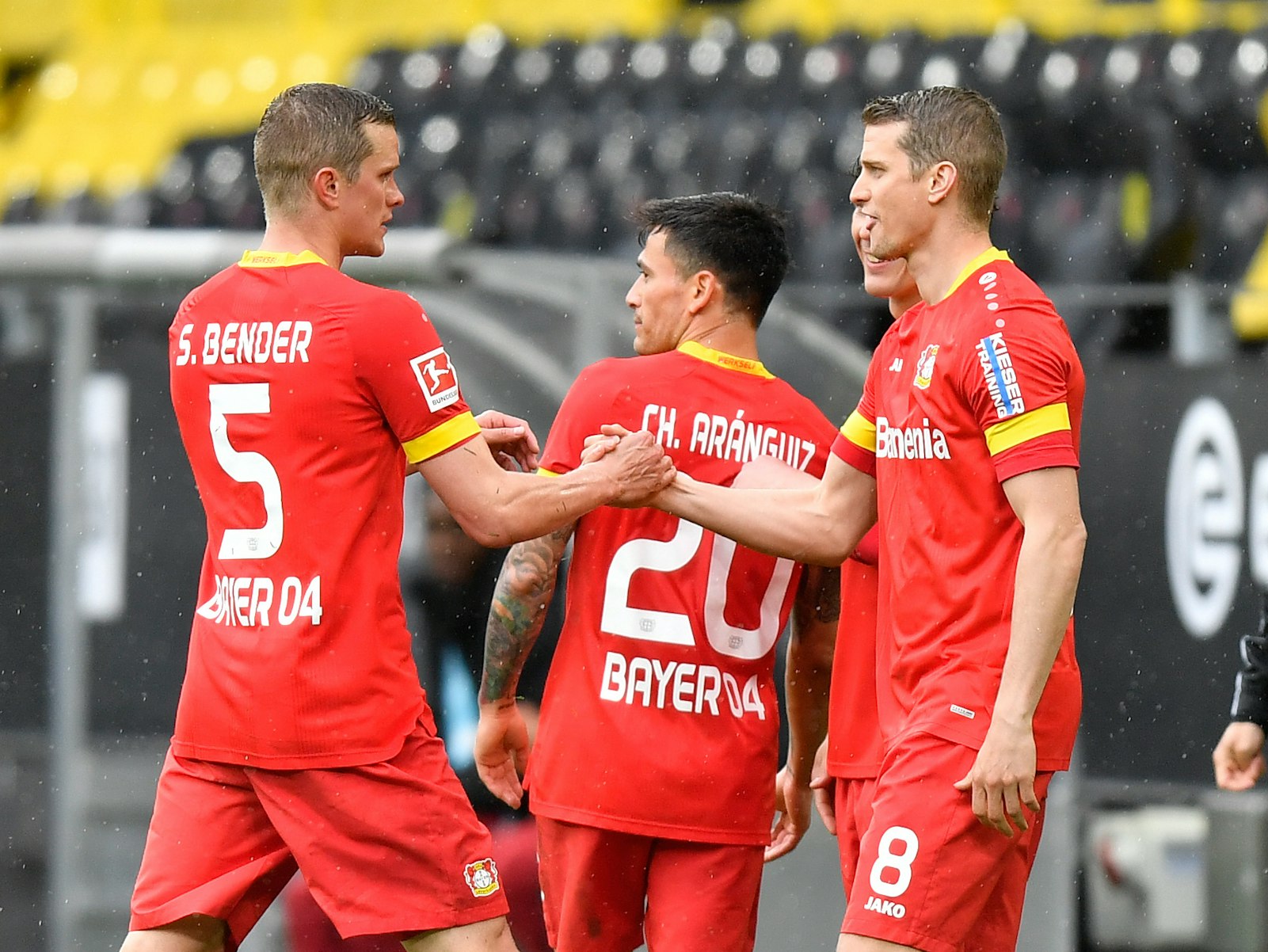 Bei ihrem letzten Profi-Auftritt für Bayer Leverkusen wird Sven für Lars Bender ausgewechselt.