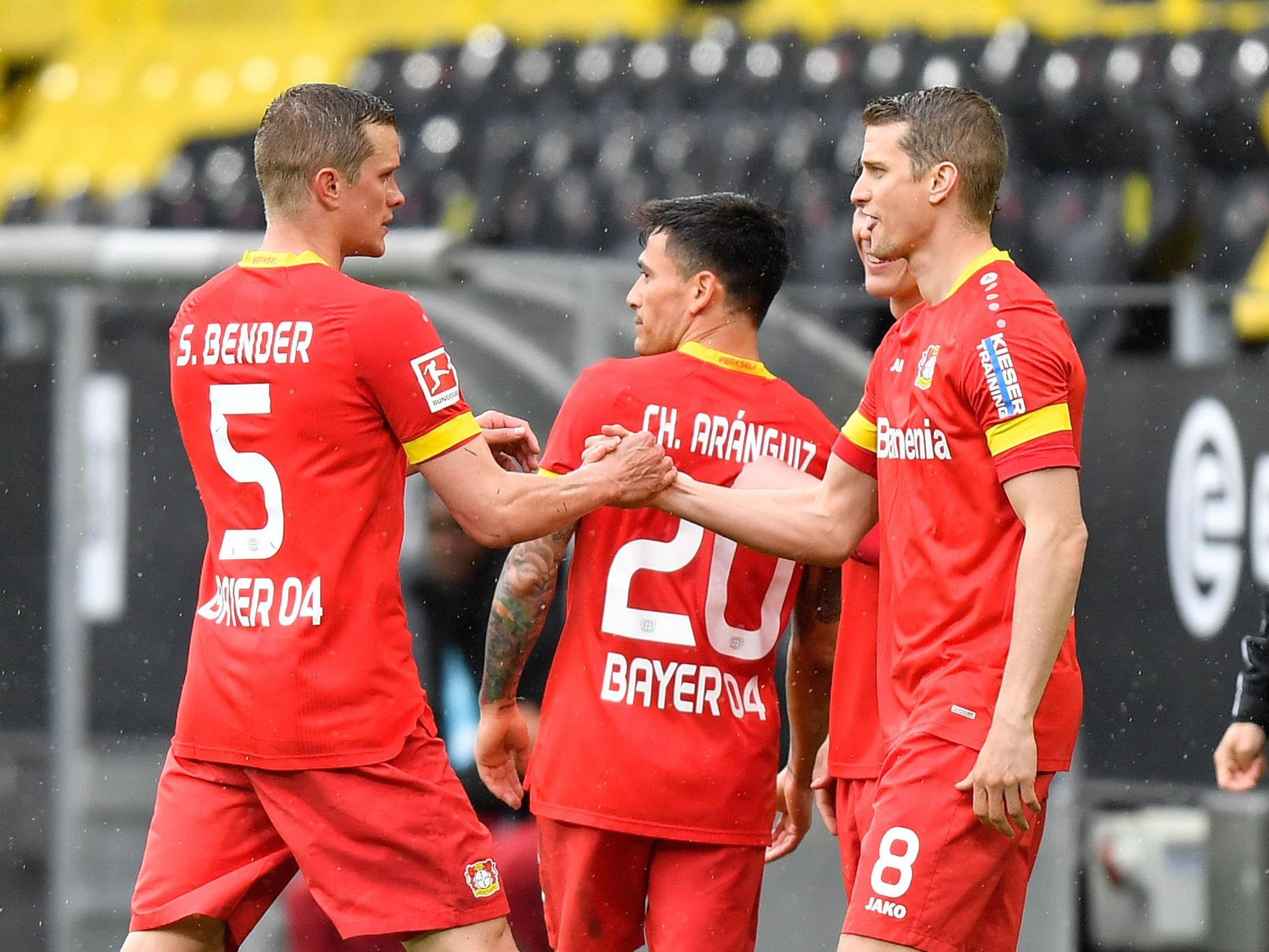 Bei ihrem letzten Profi-Auftritt für Bayer Leverkusen wird Sven für Lars Bender ausgewechselt.