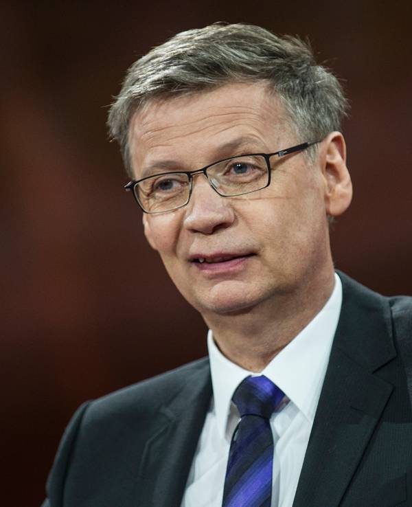 Wer wird Millionär-Moderator Günther Jauch sitzt am 01.02.2015 in Berlin in seiner ARD-Talkreihe.