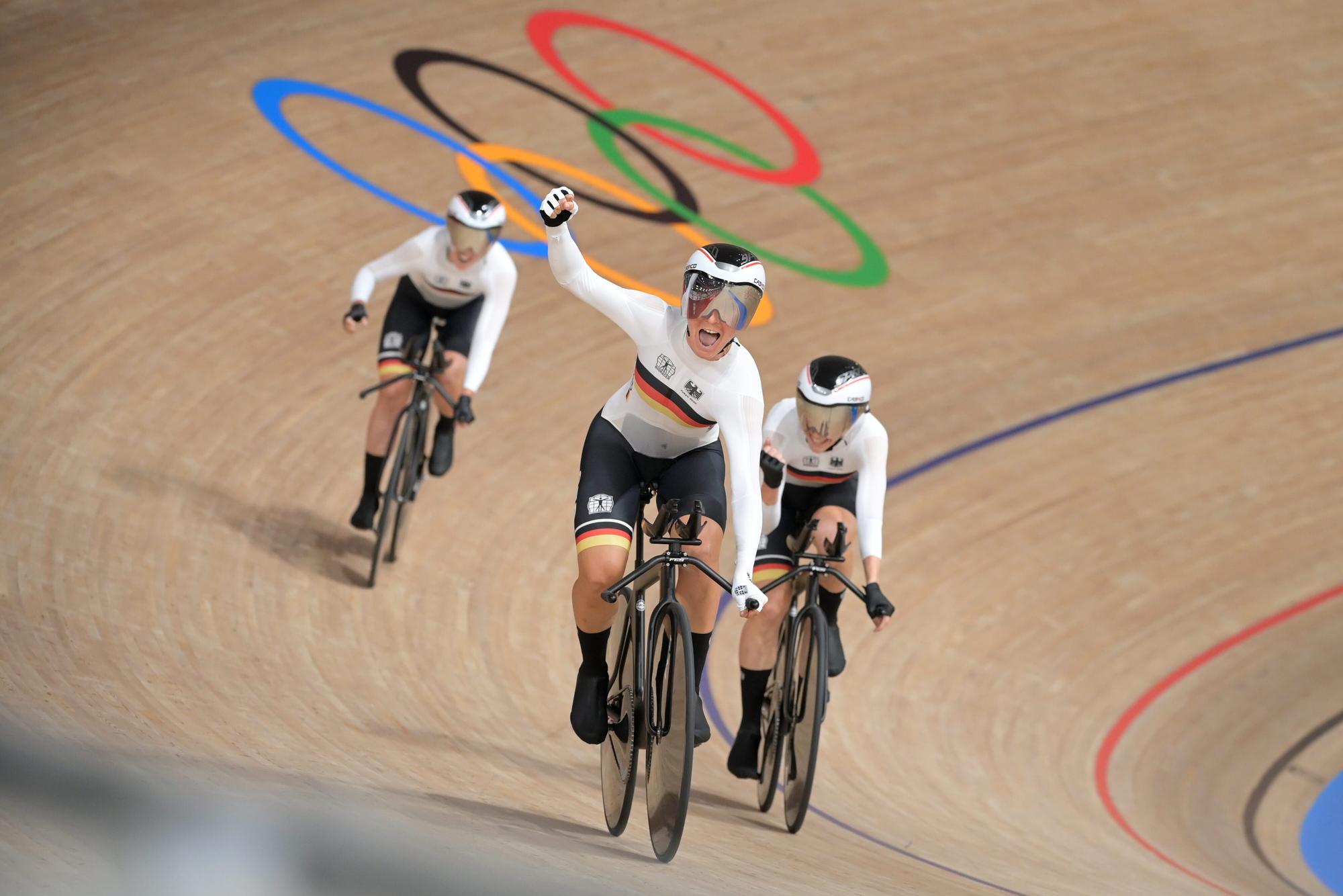 Großer Jubel beim deutschen Bahnrad-Vierer der Frauen über den Weltrekord in der Bahnrad-Qualifikation
