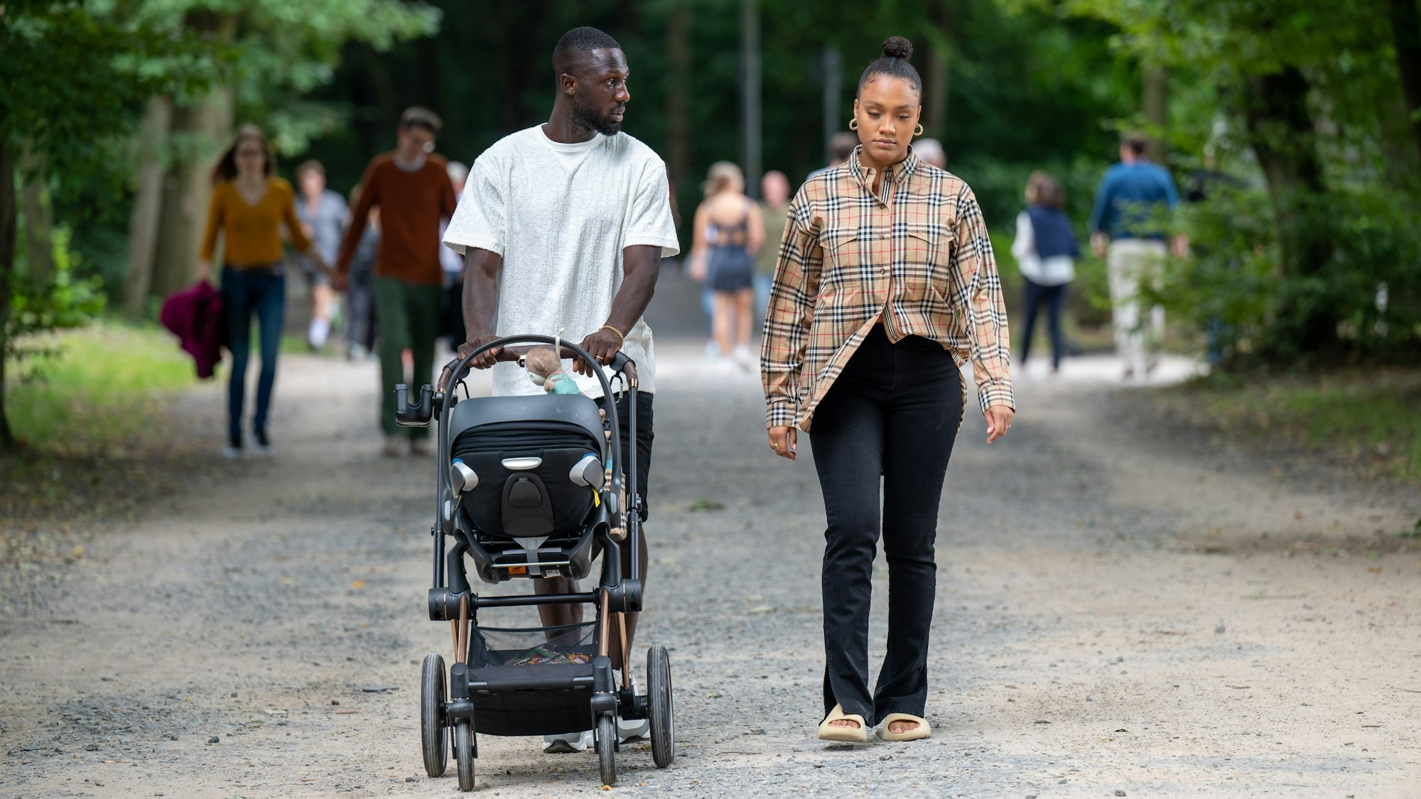 Kingsley Schindler mit Freundin Ashlee und Kind beim Familien-Grillen beim 1.FC Köln.
