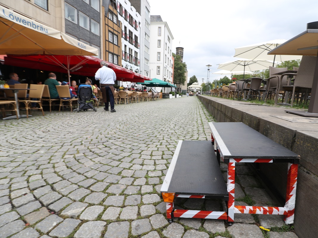 Eine zweistufige Treppe verbindet den höhergelegenen Rheingarten mit der Altstadt-Promenade.