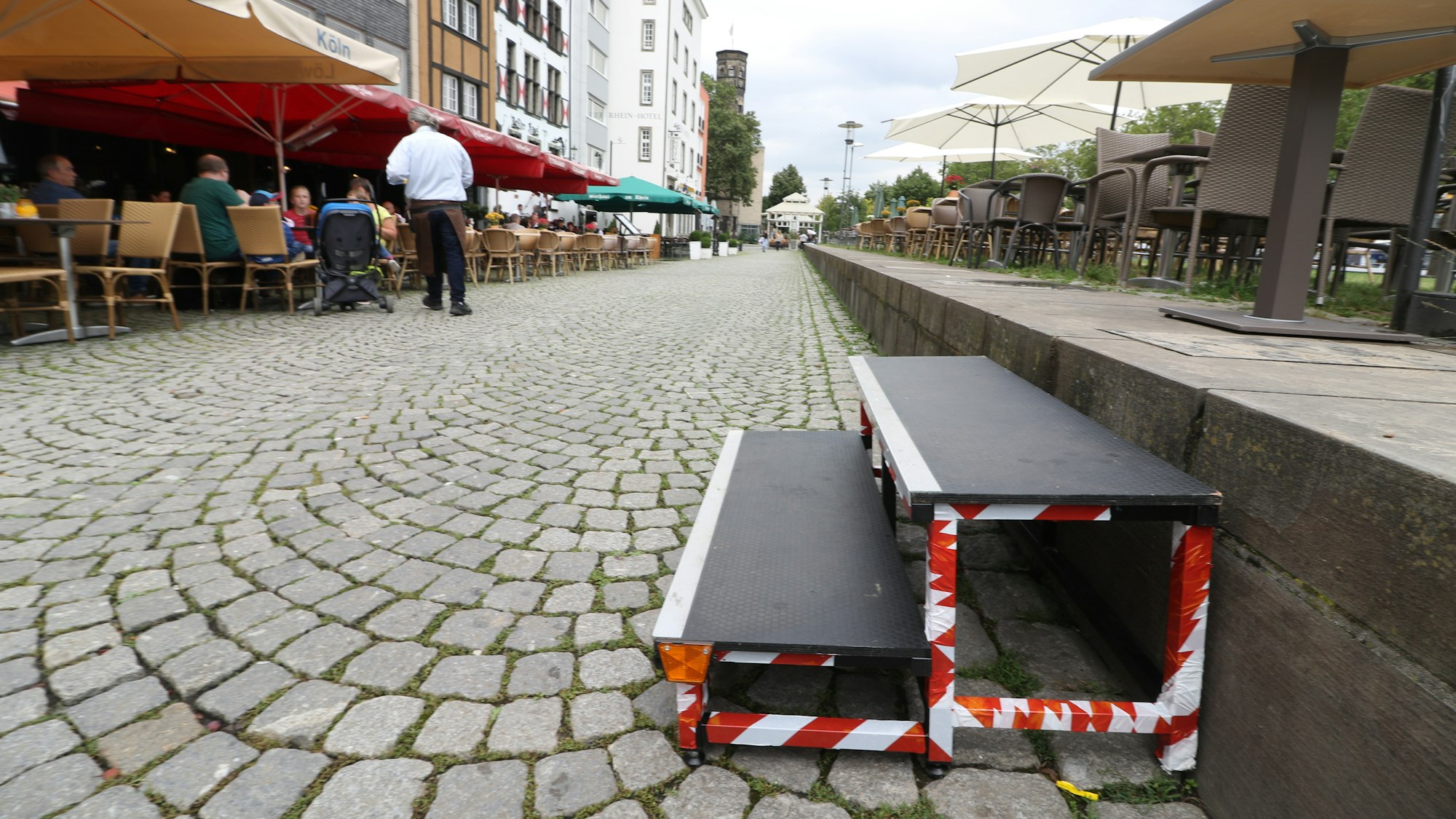 Eine zweistufige Treppe verbindet den höhergelegenen Rheingarten mit der Altstadt-Promenade.
