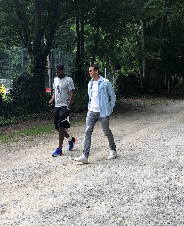 Anthony Modeste und Ellyes Skhiri kommen solo zum Grillfest des 1. FC Köln.