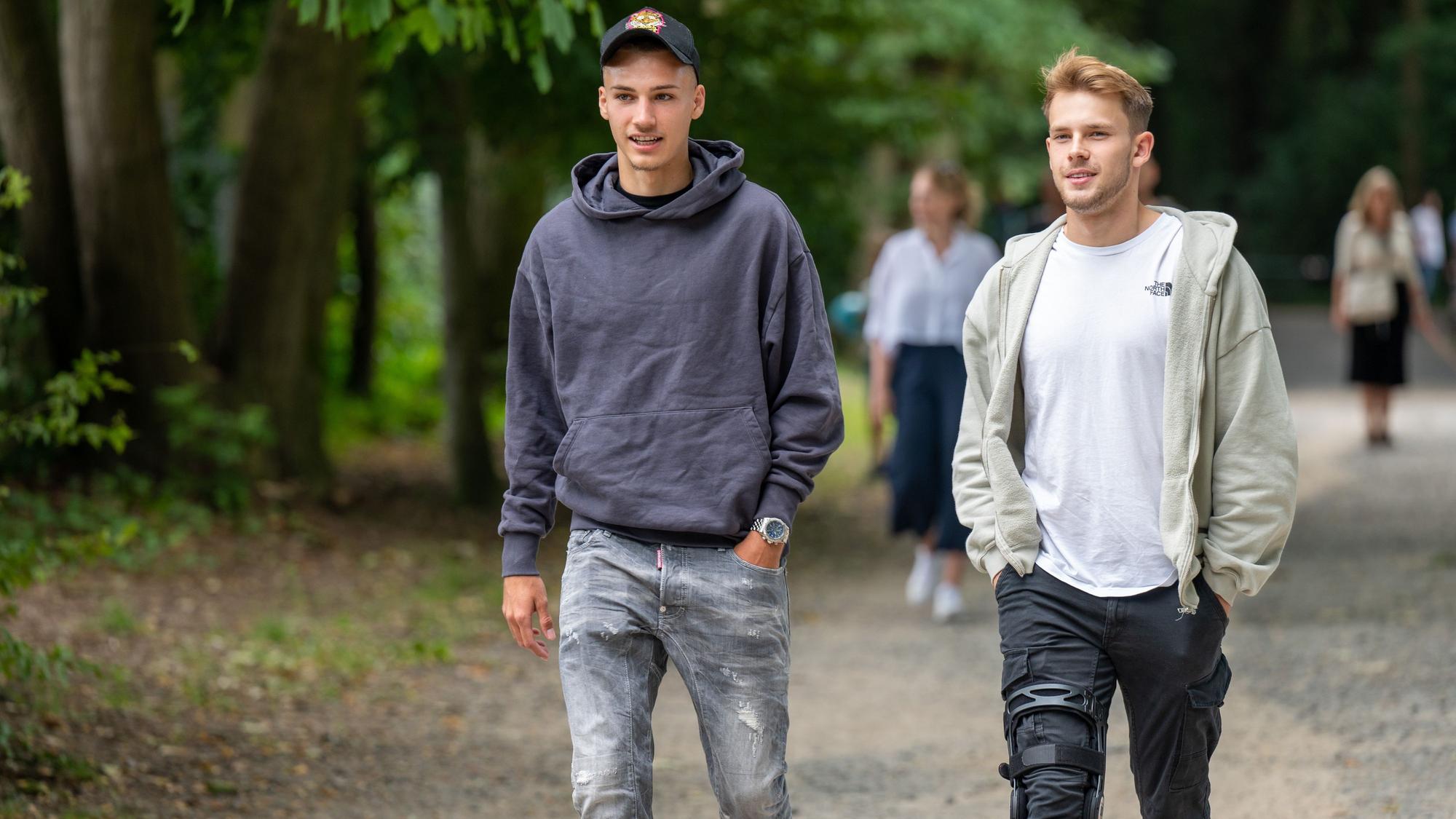 Tim Lemperle und Georg Strauch gehen zur Party.