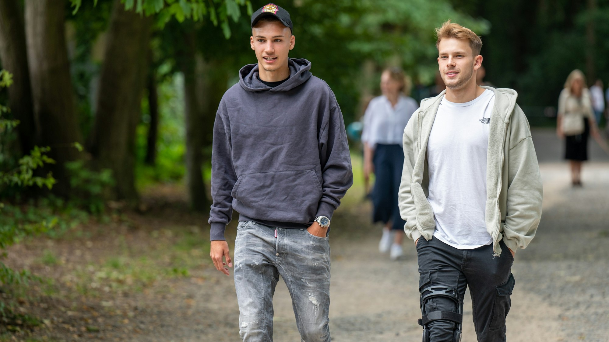 Tim Lemperle und Georg Strauch gehen zur Party.