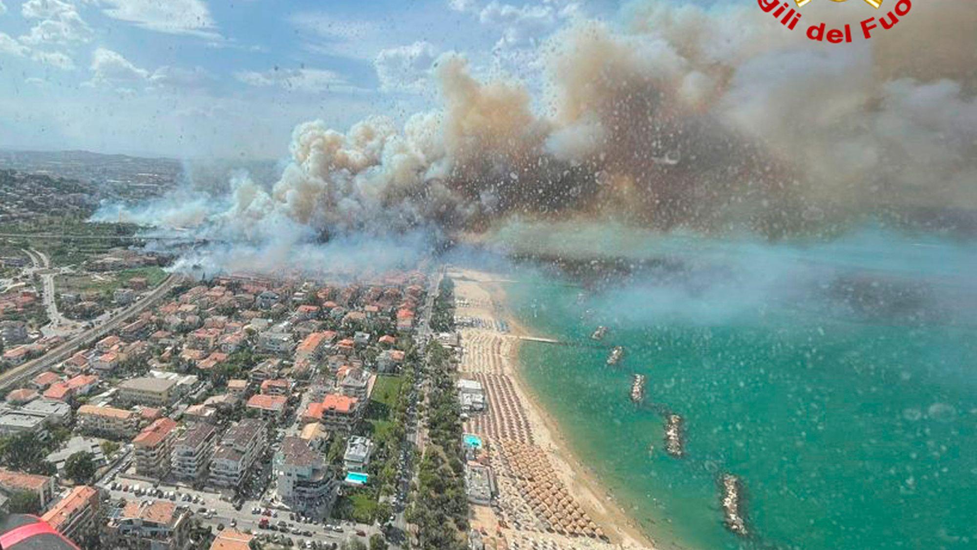 Feuer in Italien, Pescara: Dichter Rauch steigt von einem Waldbrand eines Pinienwaldes auf.