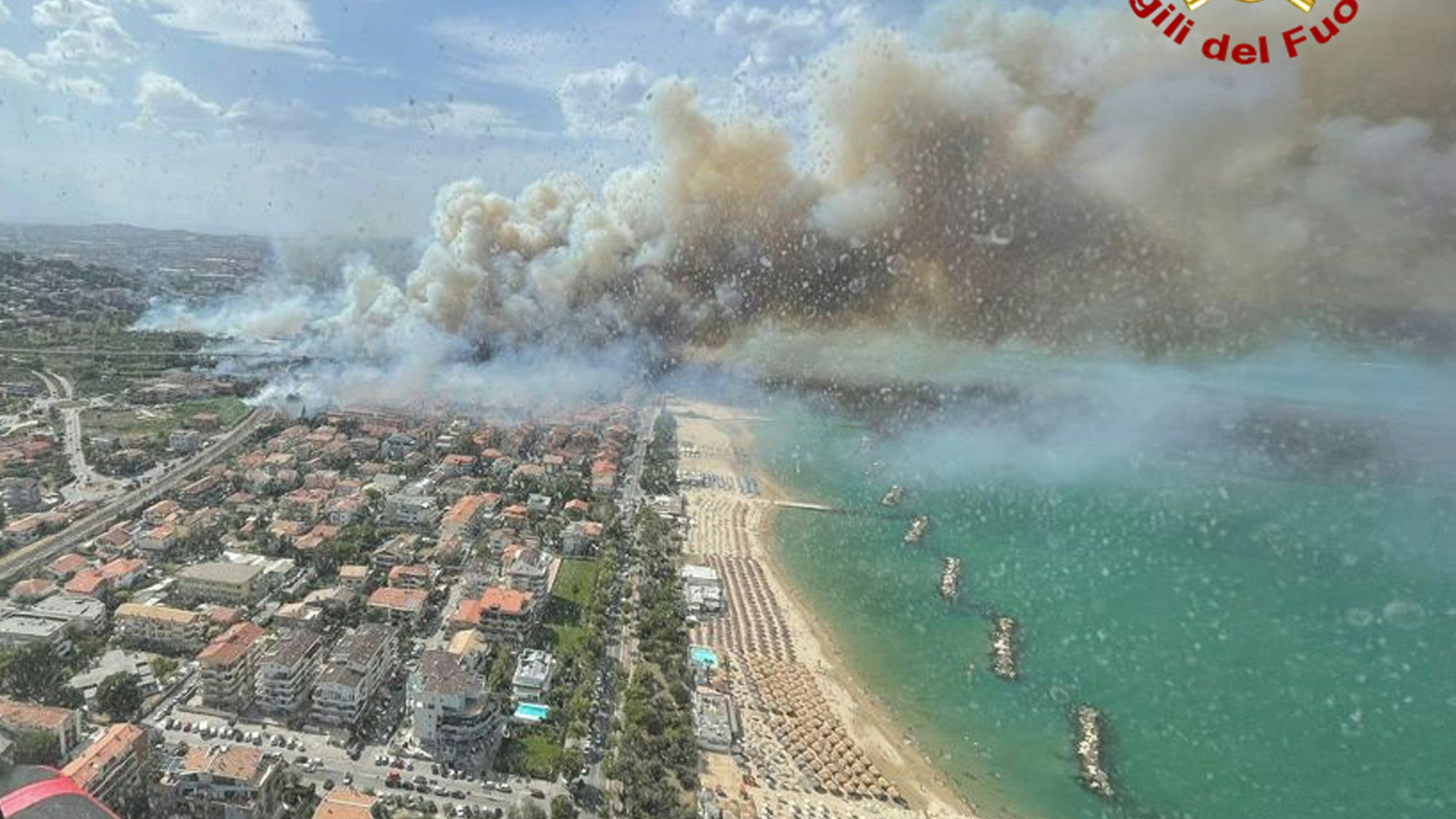 Feuer in Italien, Pescara: Dichter Rauch steigt von einem Waldbrand eines Pinienwaldes auf.