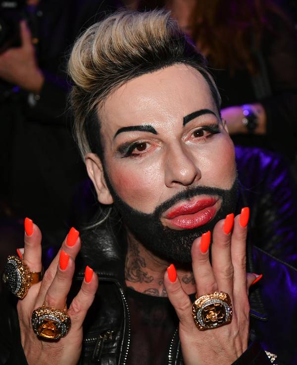 Modeschöpfer Harald Glööckler hält sich die Hände an die Lippen und verteilt Küsschen auf einer Fashionshow