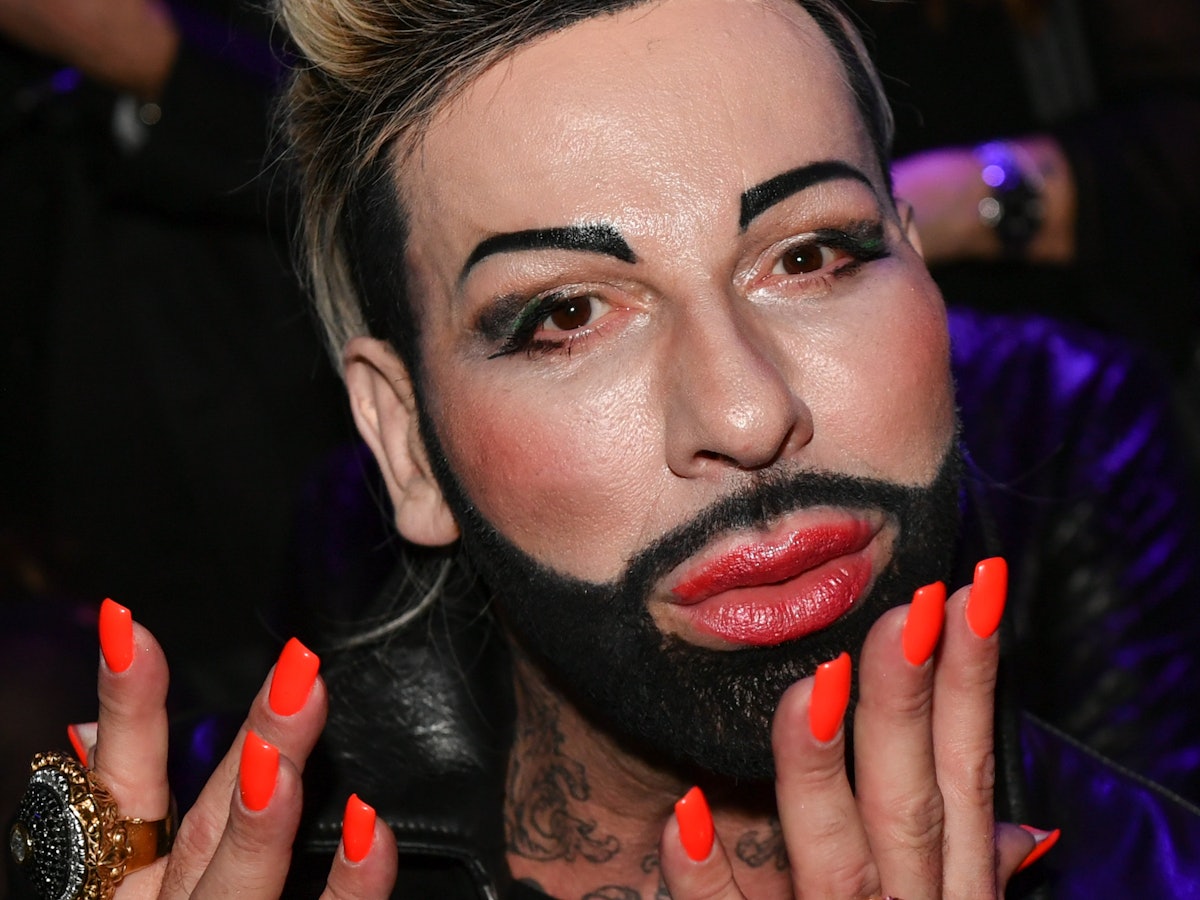 Modeschöpfer Harald Glööckler hält sich die Hände an die Lippen und verteilt Küsschen auf einer Fashionshow