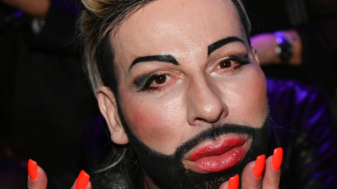 Modeschöpfer Harald Glööckler hält sich die Hände an die Lippen und verteilt Küsschen auf einer Fashionshow