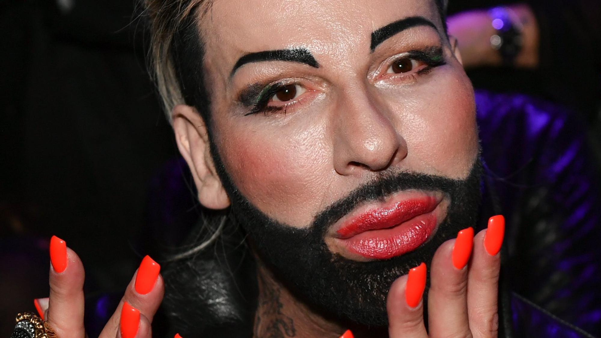 Modeschöpfer Harald Glööckler hält sich die Hände an die Lippen und verteilt Küsschen auf einer Fashionshow