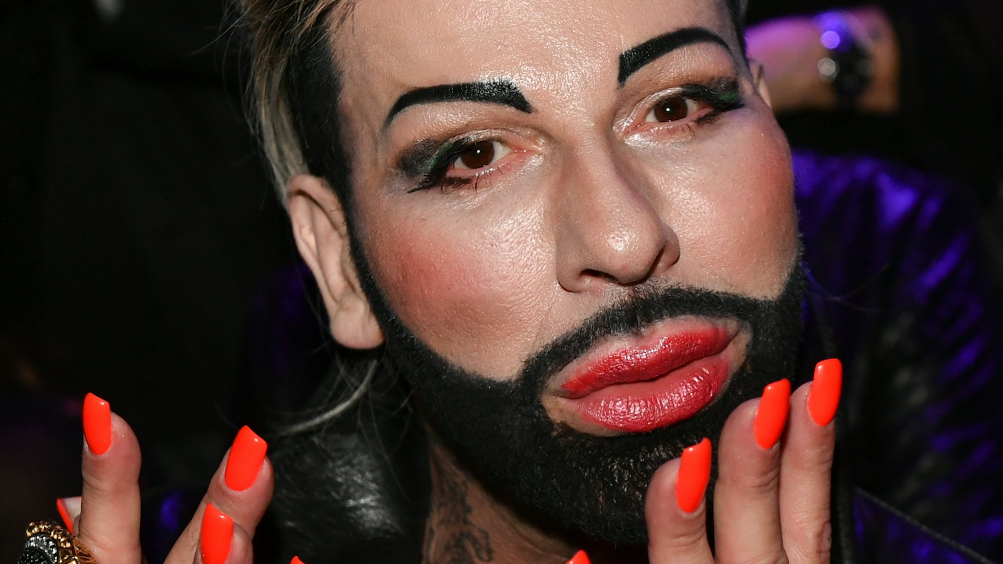 Modeschöpfer Harald Glööckler hält sich die Hände an die Lippen und verteilt Küsschen auf einer Fashionshow