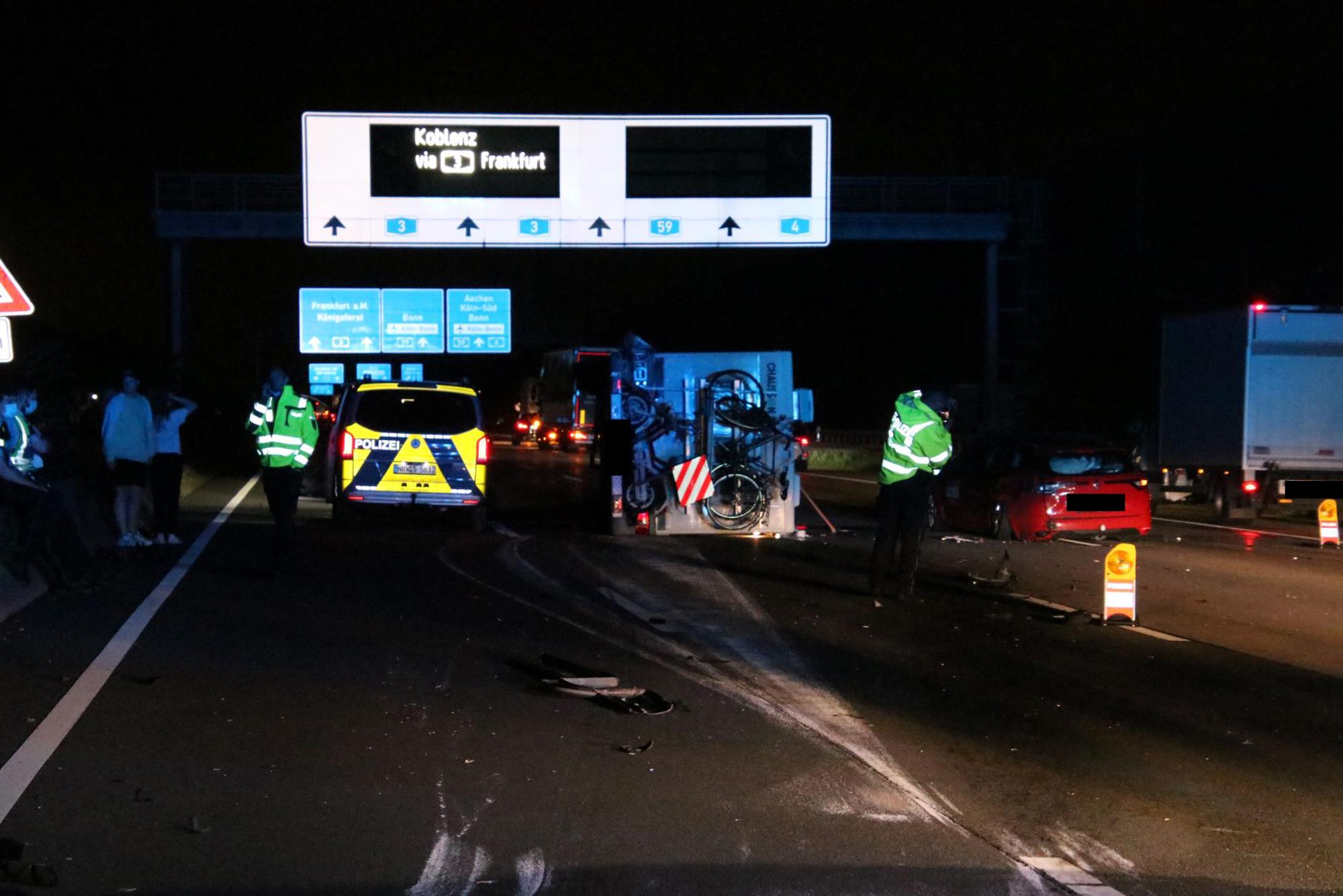 Die Polizei sichert nach dem Unfall auf der A3 am Kreuz Köln-Ost und Autobahndreick Heumar am 02.08.21 die Spuren.