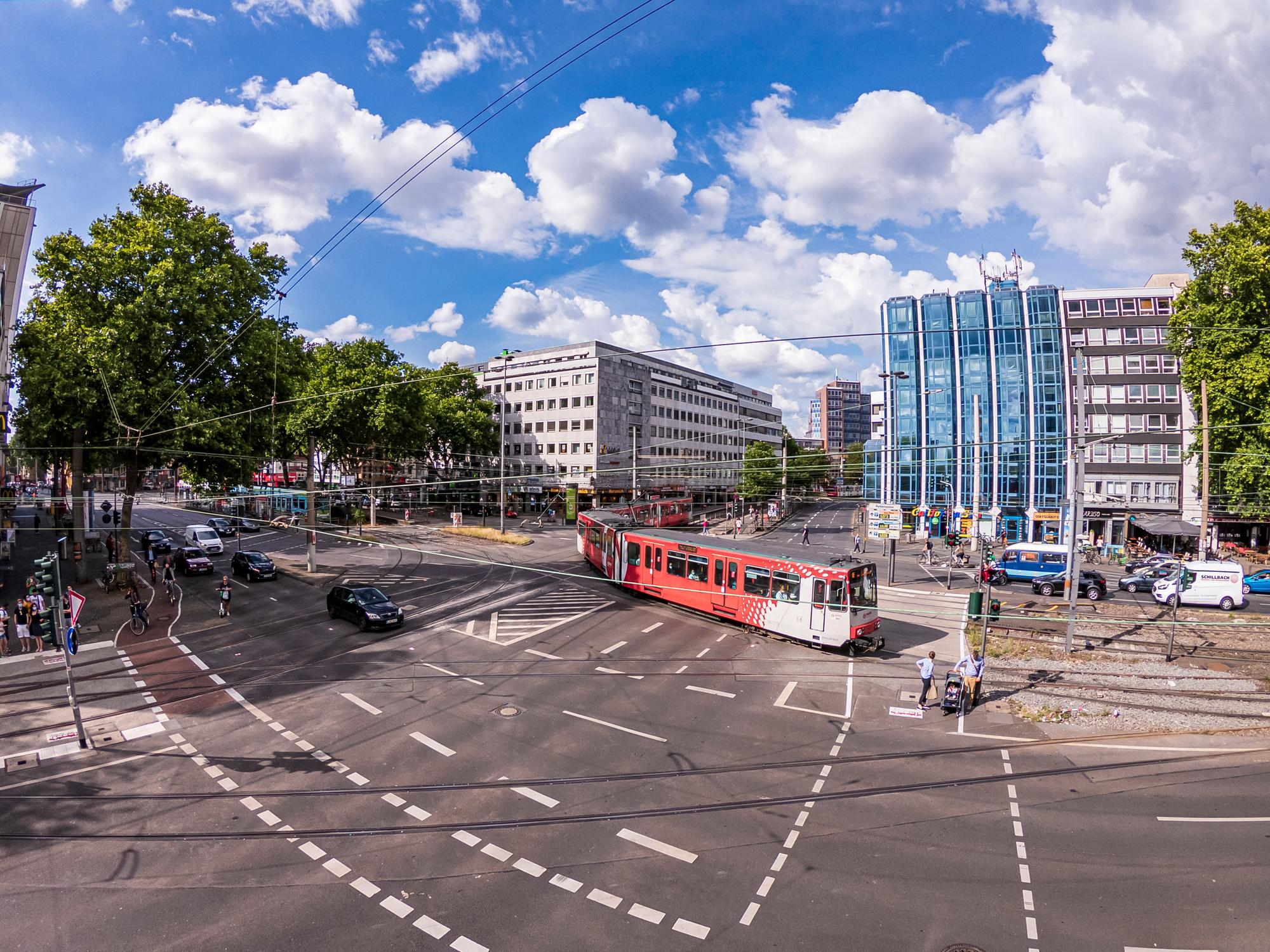 Bahnen und Autos fahren über den Barbarossaplatz in Köln.