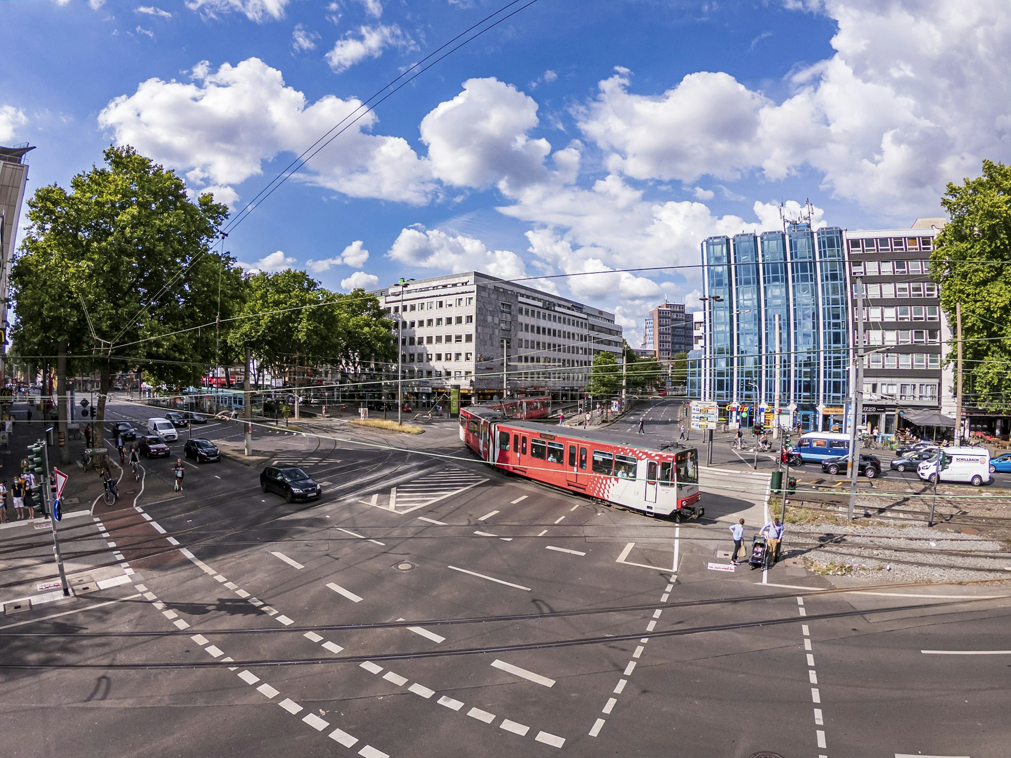 Bahnen und Autos fahren über den Barbarossaplatz in Köln.