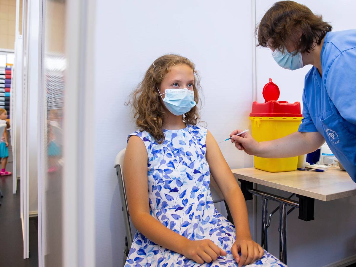 Ein medizinischer Mitarbeiter verabreicht der 13-jährigen Gloria Raudjarv eine Impfung für Kinder ab 12 Jahren ist in Deutschland erlaubt