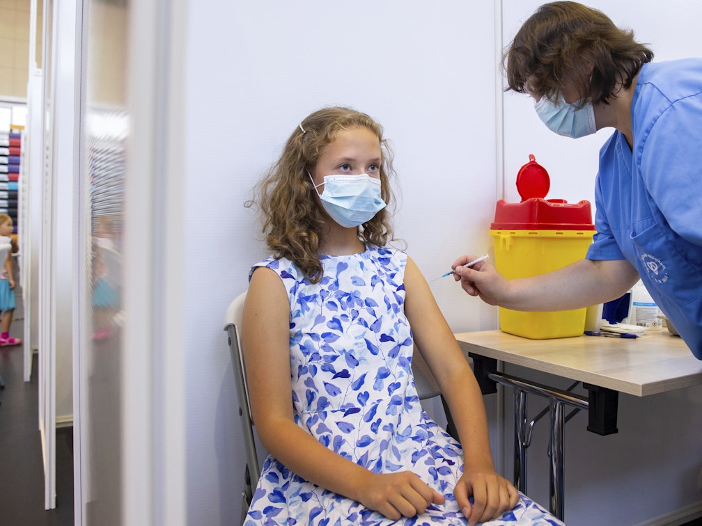 Ein medizinischer Mitarbeiter verabreicht der 13-jährigen Gloria Raudjarv eine Impfung für Kinder ab 12 Jahren ist in Deutschland erlaubt
