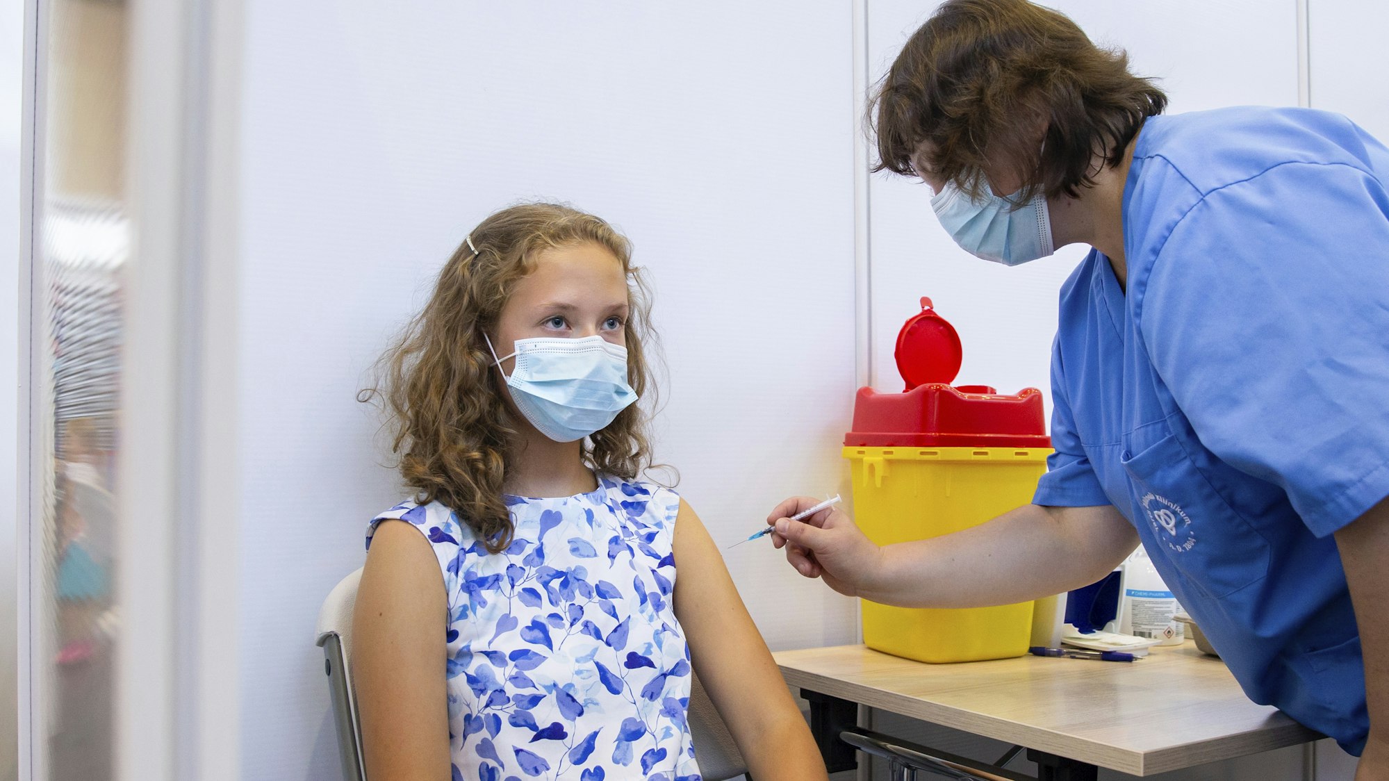 Ein 13-jähriges Mädchen wird in Estland gegen Corona geimpft.