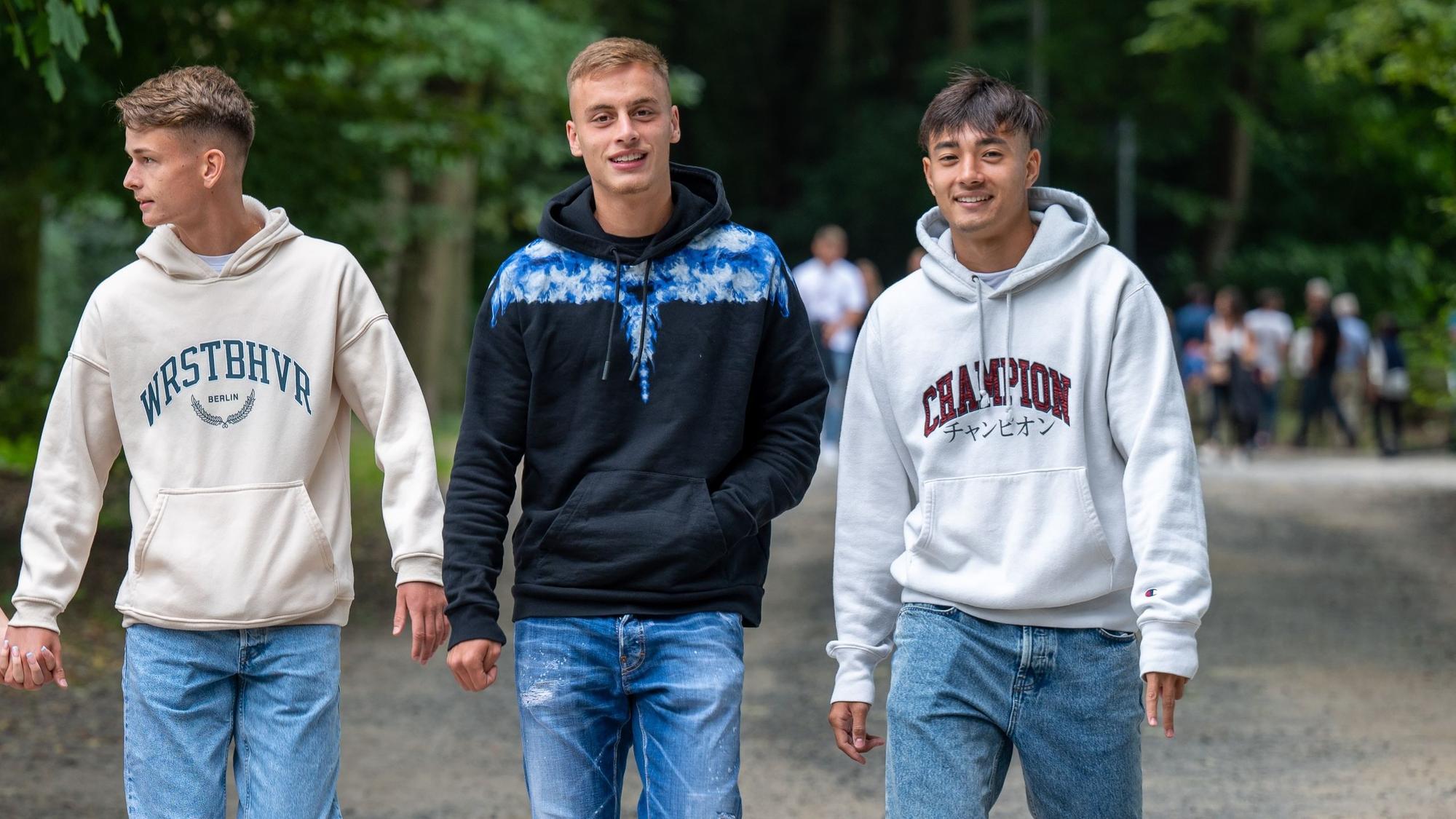 Philipp Wydra mit Freundin, Marvin Obuz und Jens Castrop. Foto: Uwe Weiser
