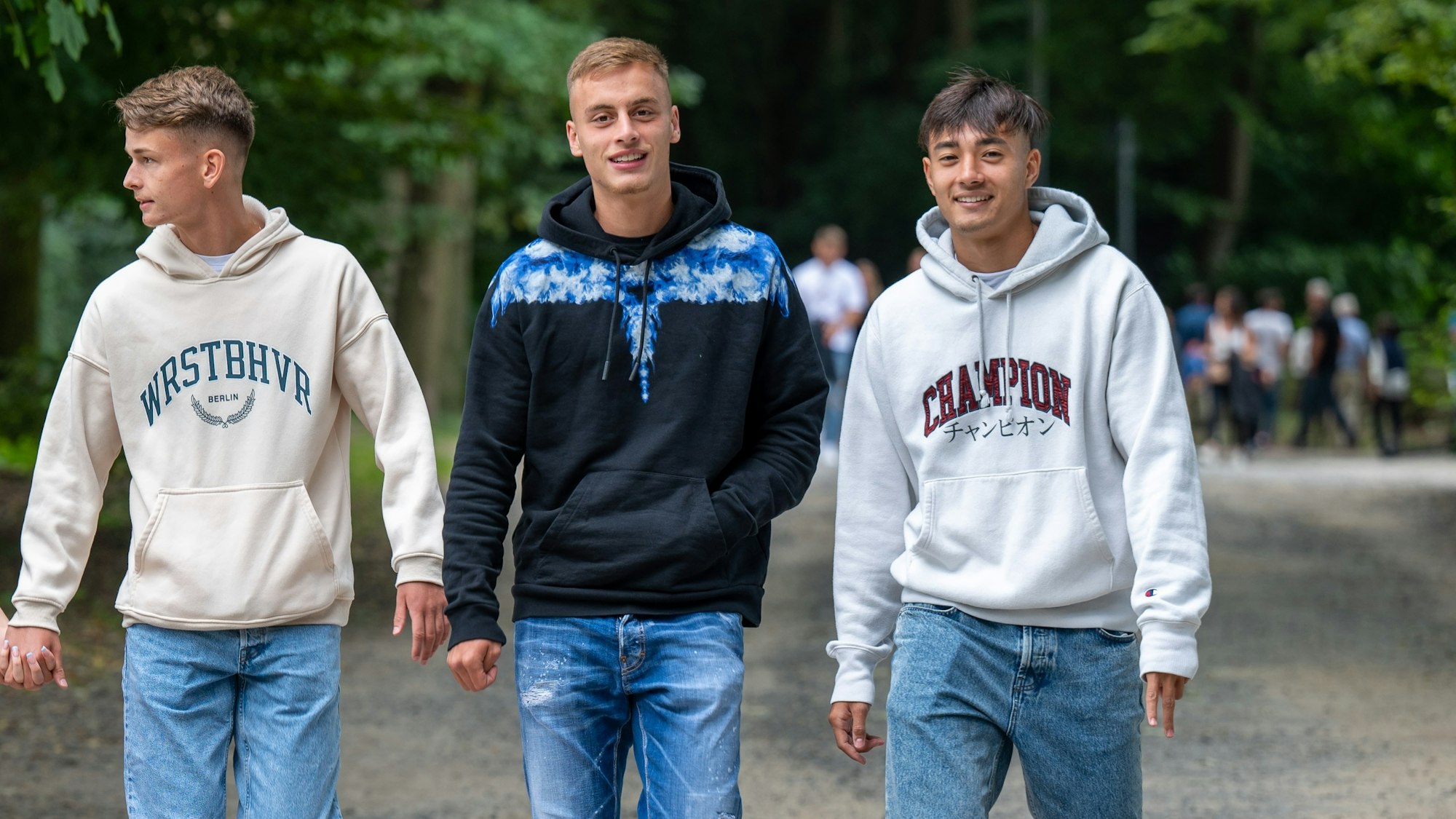 Philipp Wydra mit Freundin, Marvin Obuz und Jens Castrop. Foto: Uwe Weiser