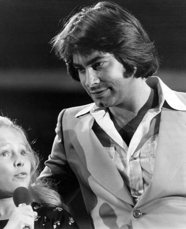 Roy Black legt den Arm um die damals zwölfjährige Anita Hegerland aus Norwegen im September 1973 auf der Internationalen Funkausstellung in Berlin.