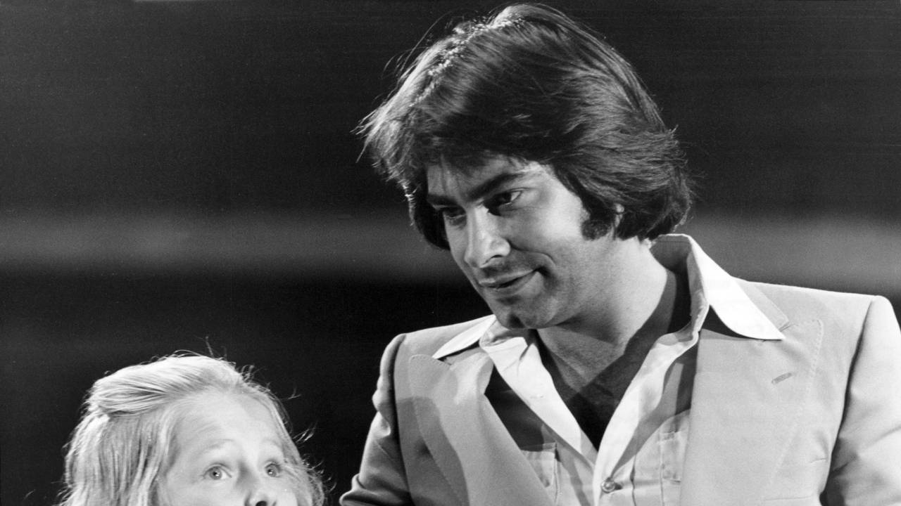 Roy Black legt den Arm um die damals zwölfjährige Anita Hegerland aus Norwegen im September 1973 auf der Internationalen Funkausstellung in Berlin.