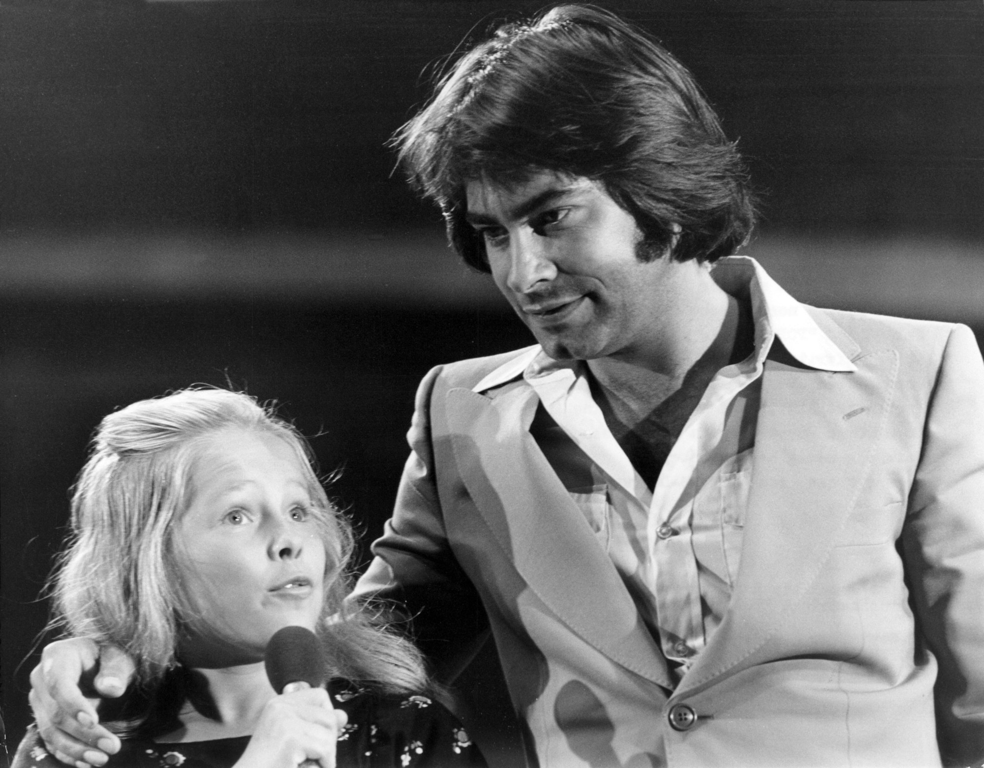 Roy Black legt den Arm um die damals zwölfjährige Anita Hegerland aus Norwegen im September 1973 auf der Internationalen Funkausstellung in Berlin.