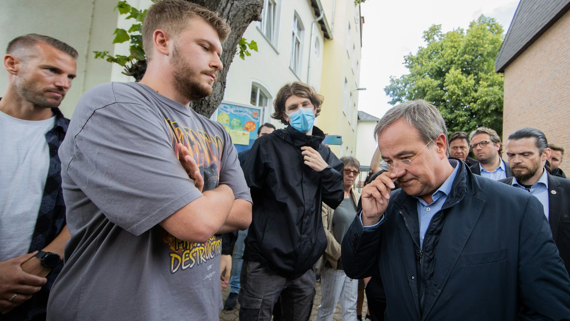 Swisttal: Armin Laschet (r), Ministerpräsident von Nordrhein-Westfalen, Bundesvorsitzender und Kanzlerkandidat der CDU, besucht im Rahmen einer Reise in die Hochwassergebiete die Swistbachschule in Swisttal-Heimerzheim und muss sich vorher kritschen Fragen stellen.