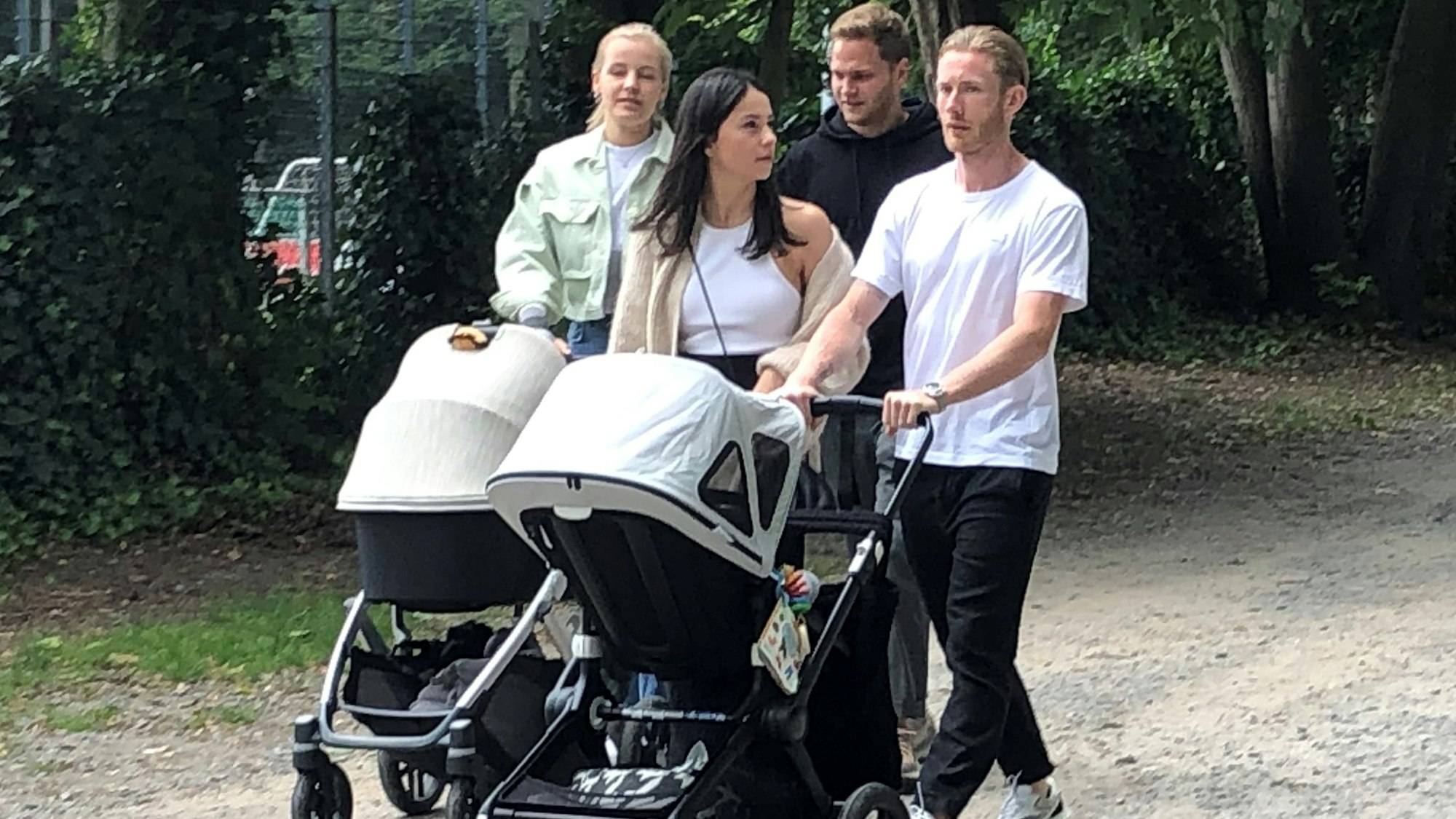 Benno Schmitz und Florian Kainz kamen mit ihren Frauen und dem Nachwuchs im Kinderwagen.