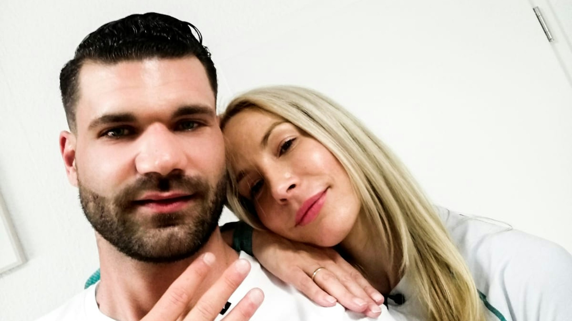 Mike Cees-Monballijn und Michelle Monballijn. Das Paar nimmt am „Sommerhaus der Stars“ 2021 teil.